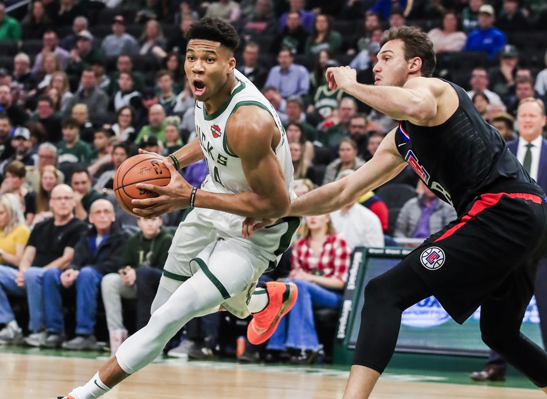 epa07469891 Milwaukee Bucks forward Giannis Antetokounmpo of Greece (L) drives around Los Angeles Clippers forward Danilo Gallinari of Italy (R) during the NBA game between the Los Angeles Clippers and the Milwaukee Bucks at Fiserv Forum in Milwaukee, Wisconsin, USA, 28 March 2019.  EPA