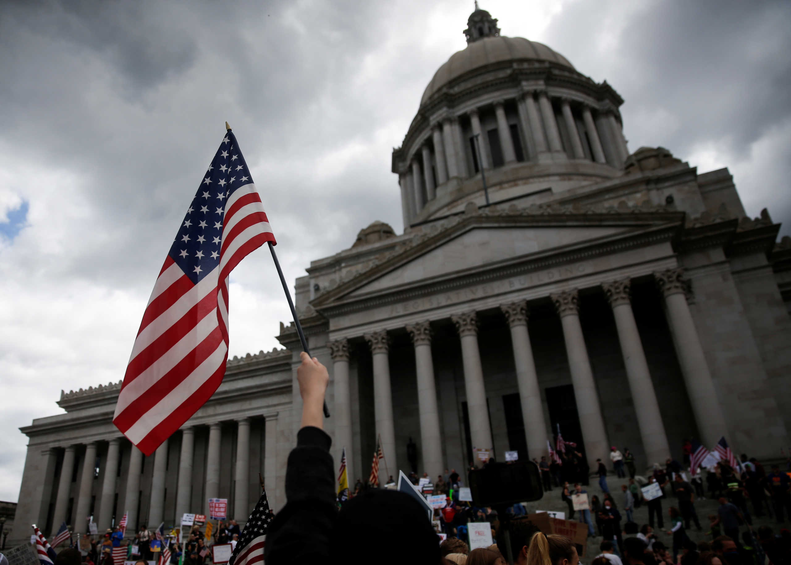 Сша выступили. Митингующий в белом доме США. США белый дом выступление. Протесты у белого дома США. Митинг у Капитолия в США.