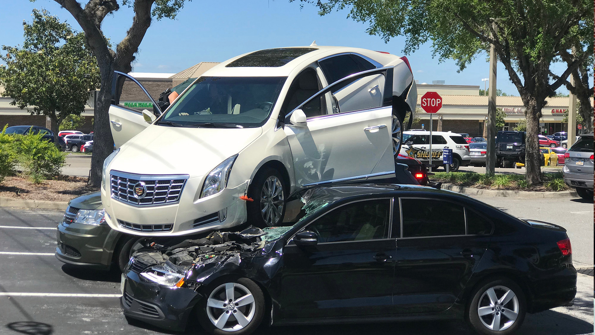 Δείτε πώς αυτή η Cadillac κατέληξε στην οροφή δύο αυτοκινήτων! [vid]