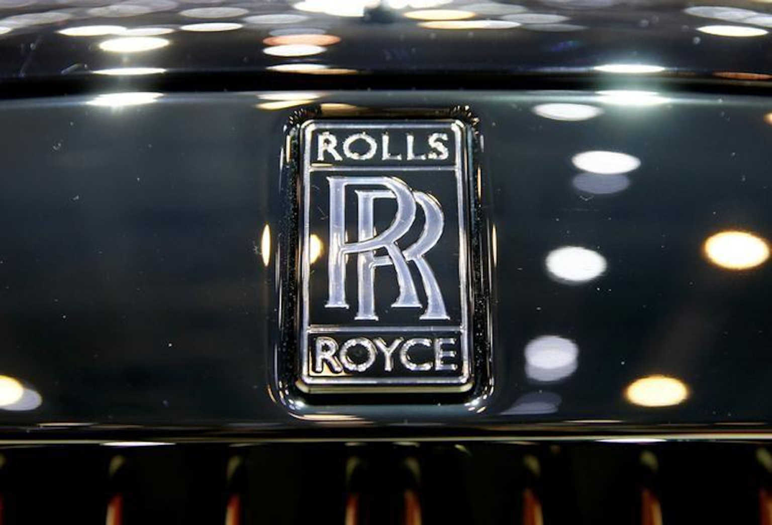 Эмблема роллс. Роллс Ройс значок сзади. Rolls-Royce эмблема RR. Часы настенные 2002 Роллс Ройс. Черный Роллс Ройс значок.