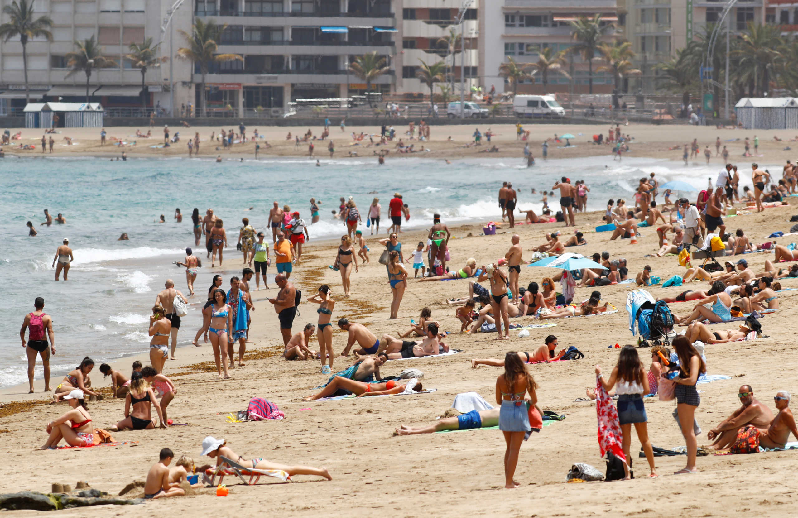 SENSITIVE MATERIAL. THIS IMAGE MAY OFFEND OR DISTURB Overview of the Las Canteras beach as some Spanish provinces are allowed to ease lockdown restrictions during phase two, amid the coronavirus disease (COVID-19) outbreak, on the island of Gran Canaria, Spain May 25, 2020. REUTERS