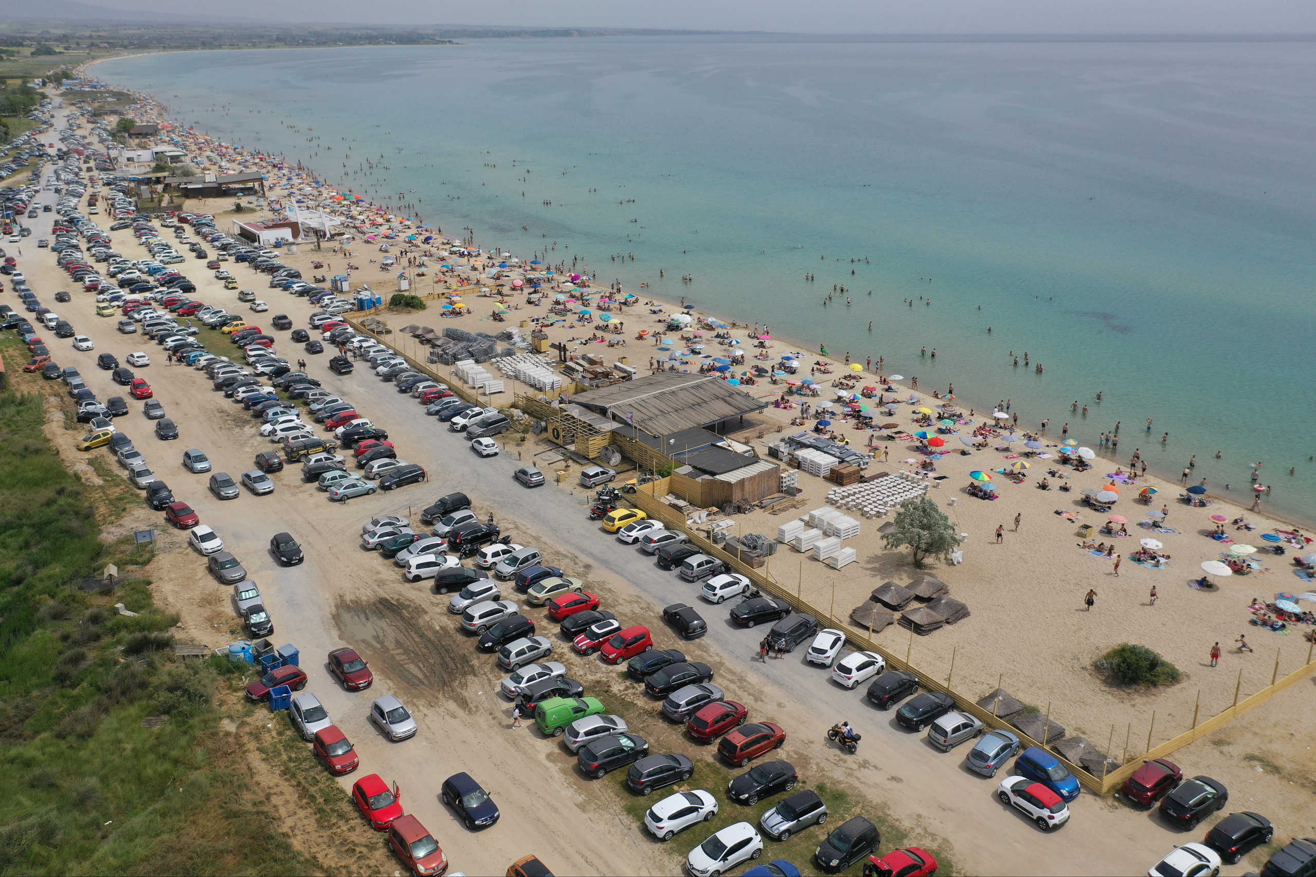 “Βούλιαξαν” οι παραλίες της Θεσσαλονίκης αλλά… με μέτρα (pics)