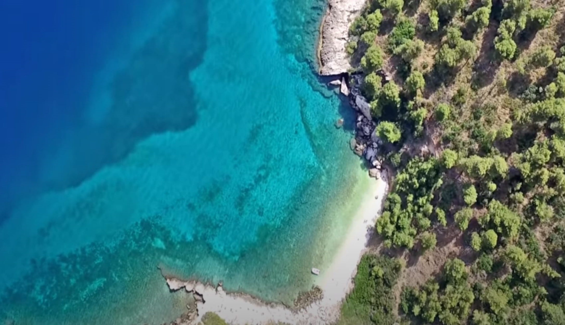 Οι κρυφές και άγνωστες παραλίες της Αττικής – Ποιες έχουν γαλάζια σημαία