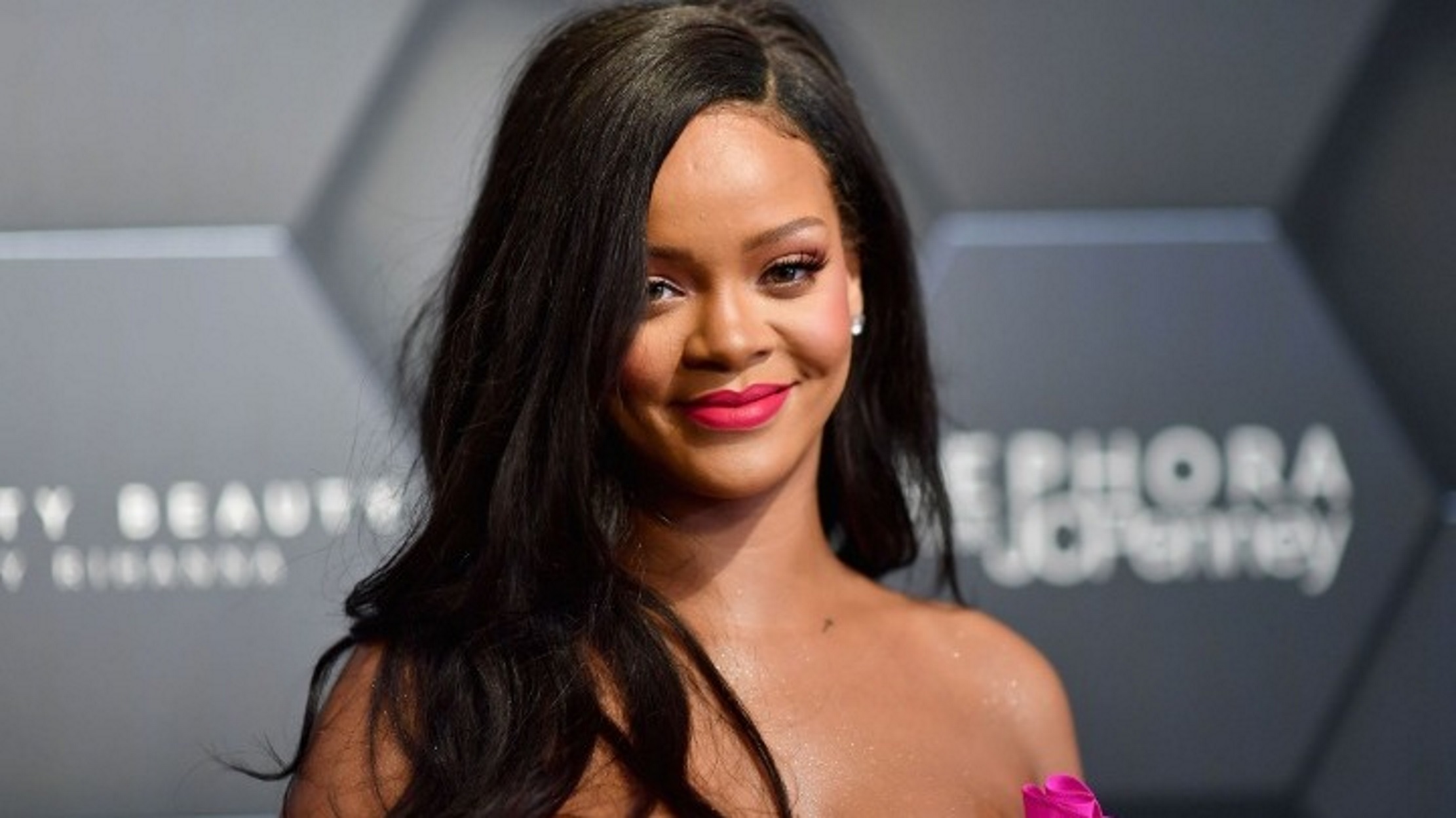 Rihanna: Ζητά τερματισμό της αστυνομικής βίας