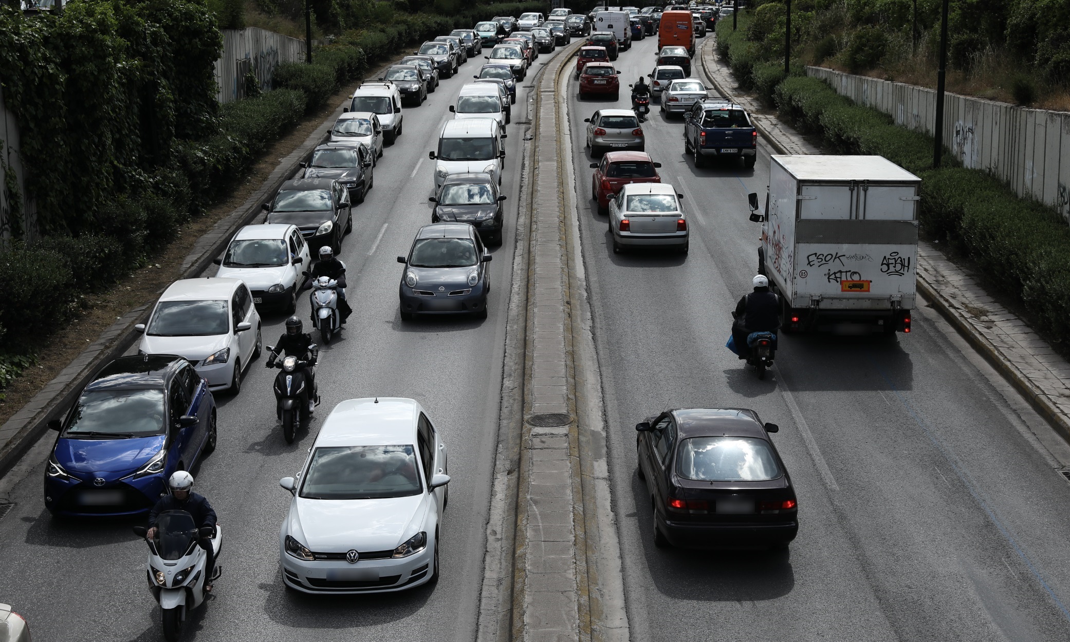 Κορονοϊός: Αγοράζουν παμπάλαια αυτοκίνητα οι Ευρωπαίοι για να μην μπαίνουν στα μέσα μεταφοράς