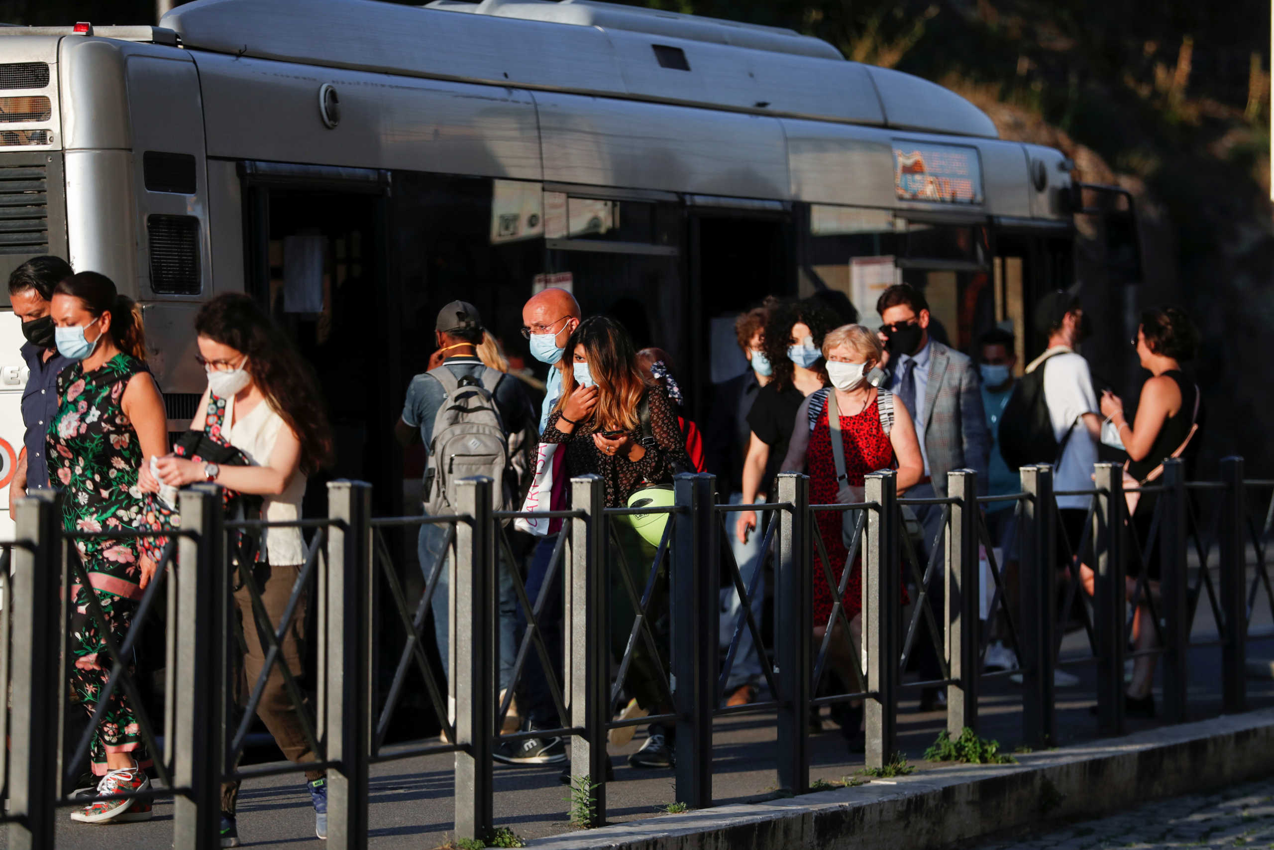 ΠΟΥ: Δεν τελειώσαμε! 20.000 κρούσματα κορονοϊού κάθε μέρα και πάνω από 700 νεκροί στην Ευρώπη