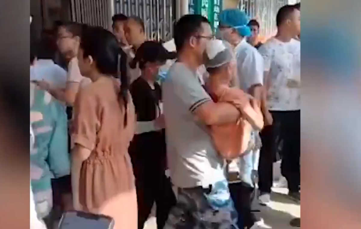 Κίνα: Χάος σε δημοτικό σχολείο! Φύλακας μαχαίρωσε παιδιά και προσωπικό – 40 τραυματίες (video)