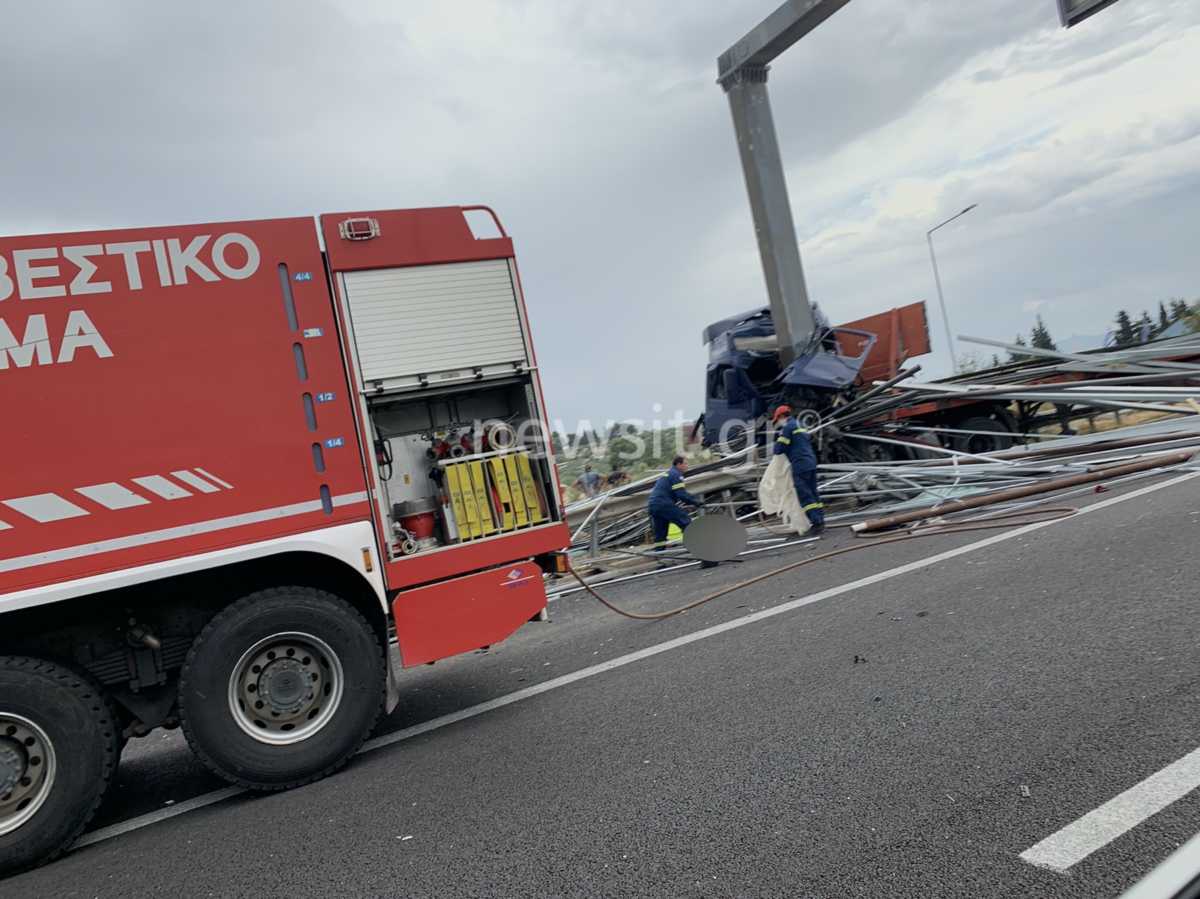 Φοβερό τροχαίο στο Σχηματάρι! Σμπαράλια ένα φορτηγό και ένα ΙΧ – Ένας νεκρός (pics)