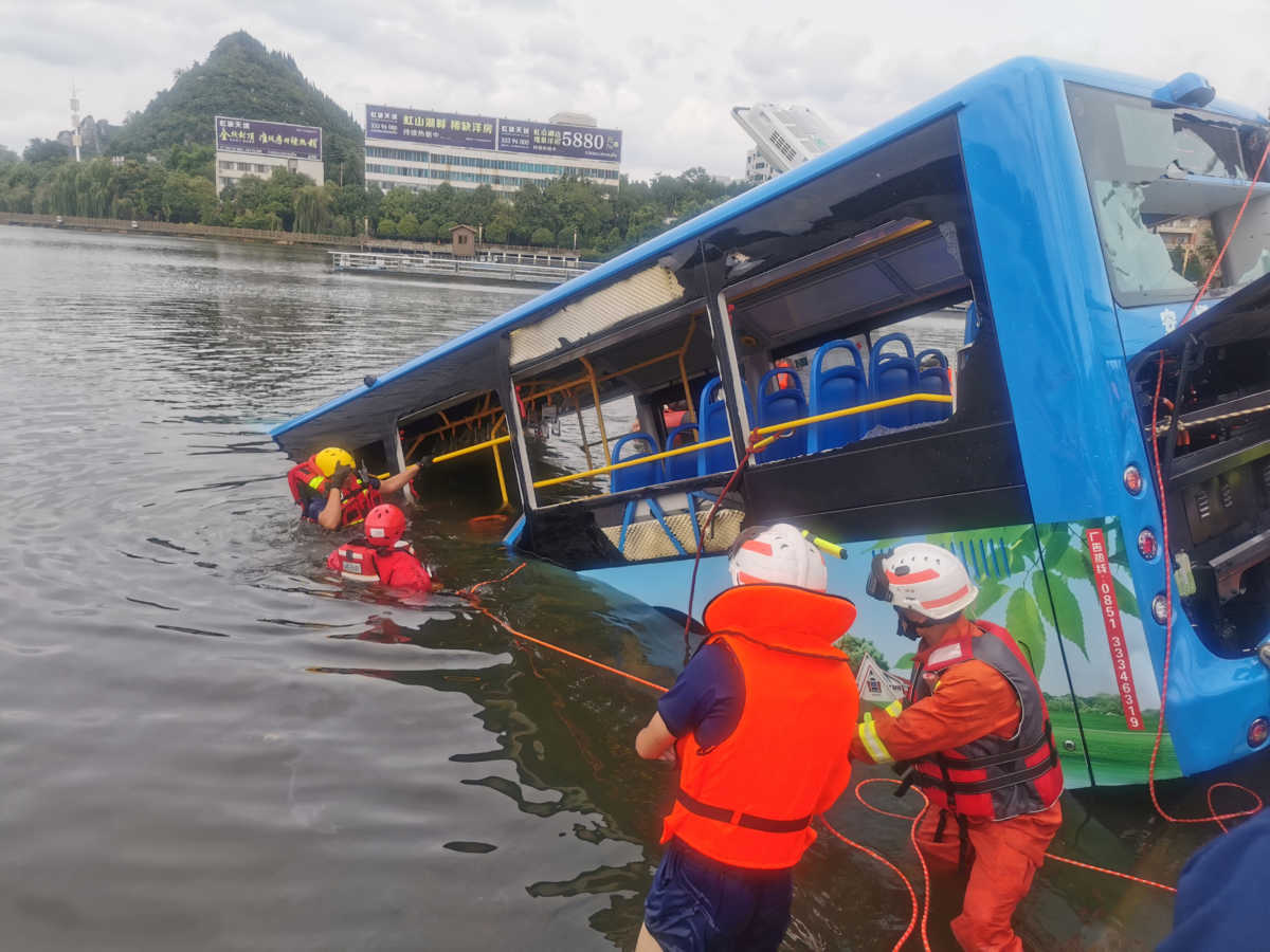 Τραγωδία στην Κίνα – 21 μαθητές νεκροί όταν το λεωφορείο τους έπεσε σε λίμνη