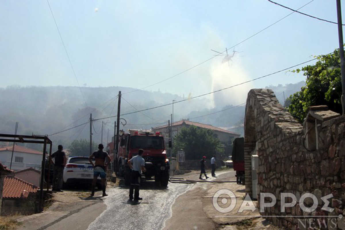 Πεταλίδι Μεσσηνίας: Καίει ακόμα η φωτιά – Στις αυλές σπιτιών στη Μαθία έφτασαν οι φλόγες