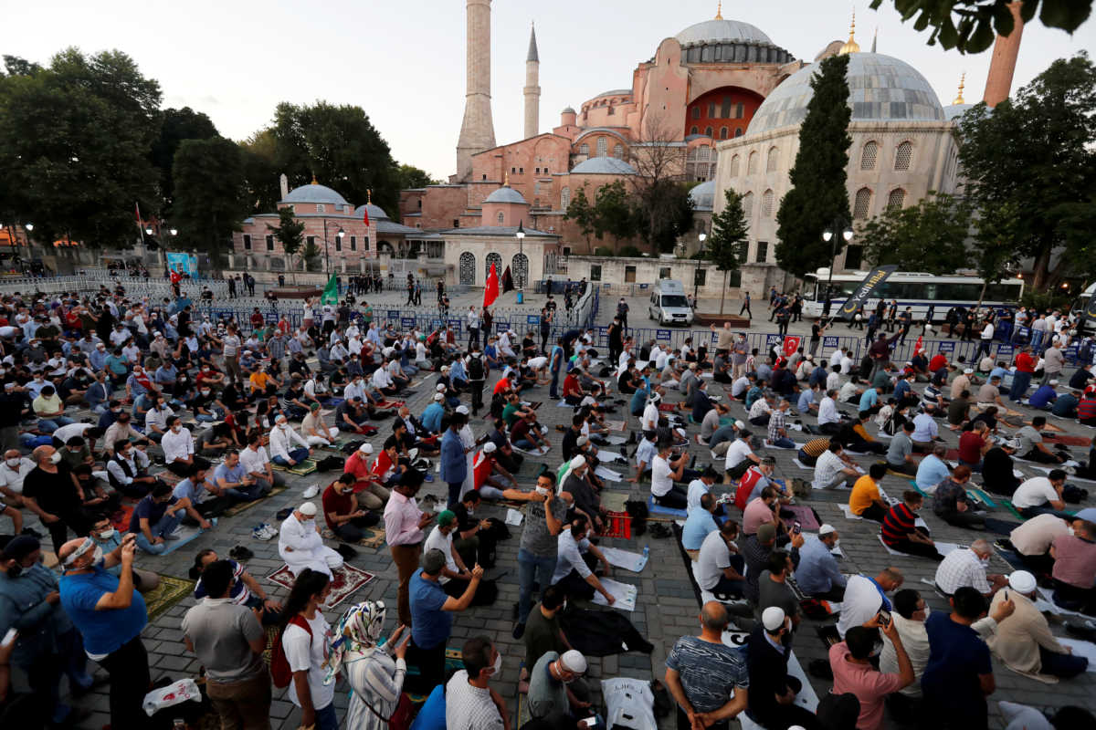 Ο Ερντογάν θυμίζει με κάθε τρόπο στους Τούρκους πως ήταν η Αγιά Σοφιά ως τζαμί (video)