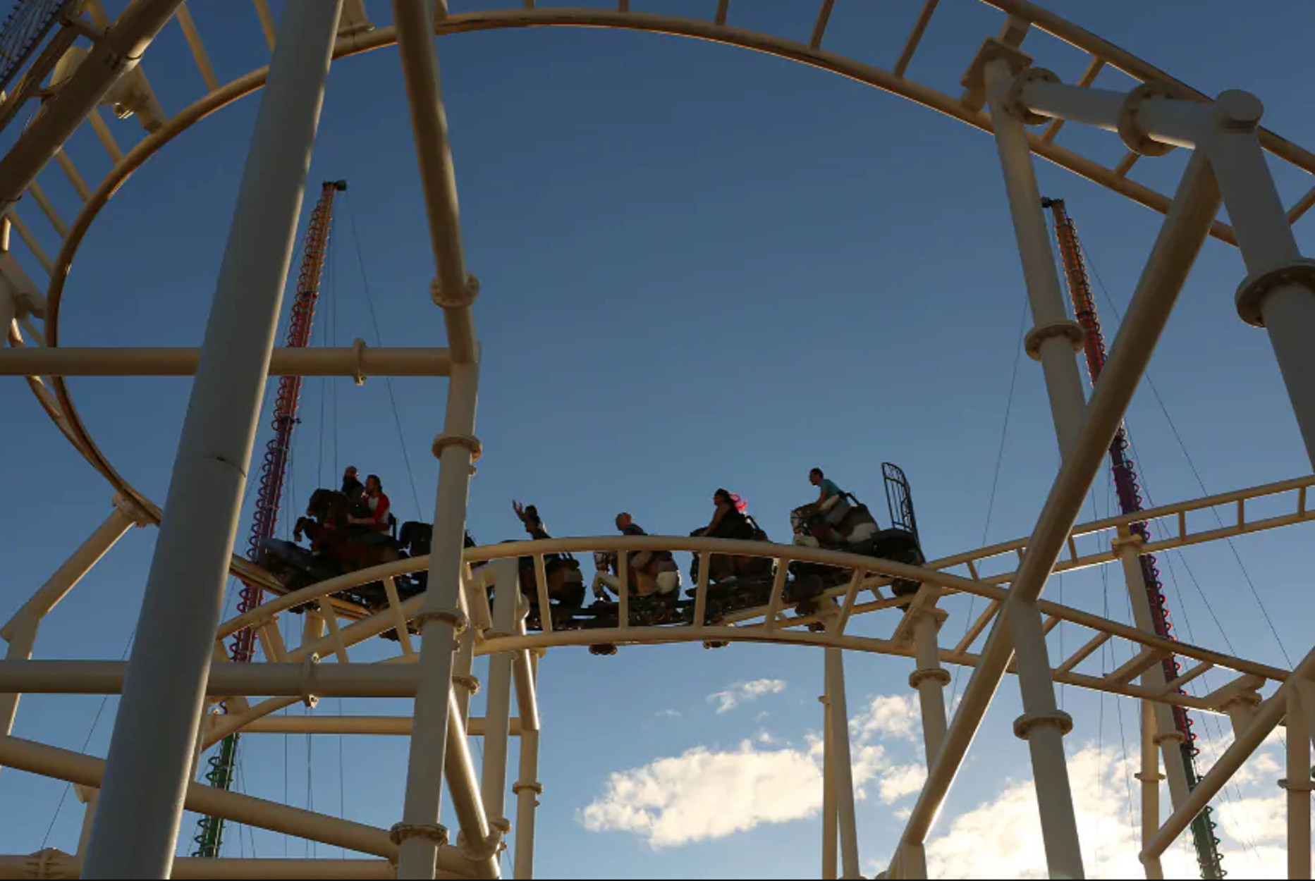 Λούνα παρκ ζητά από τους επισκέπτες… να μην ουρλιάζουν στο roller coaster!