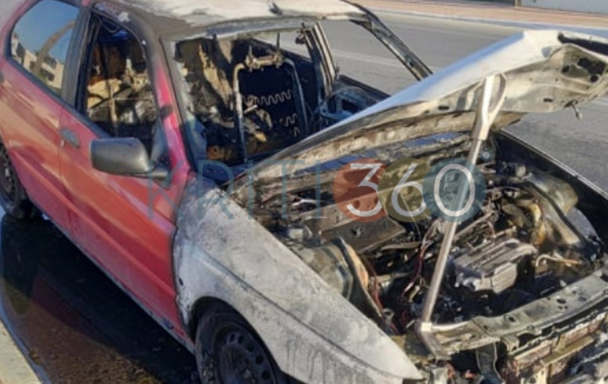 Κρήτη: Εφιάλτης στο τιμόνι! Το αυτοκίνητο τυλίχθηκε στις φλόγες στο δρόμο (Φωτό)