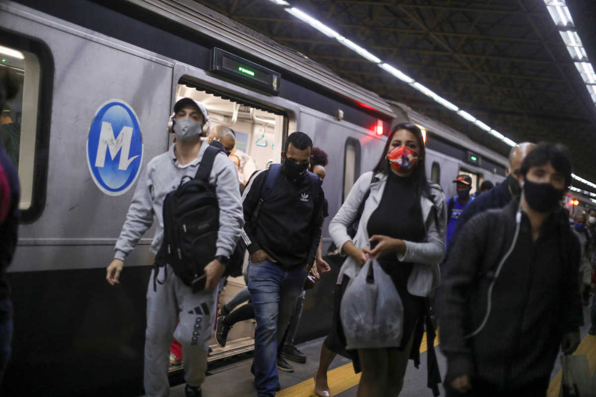 Κορονοϊός: Έκαναν πάρτι χωρίς αποστάσεις και μάσκα σε μετρό και τραμ στο  Βερολίνο