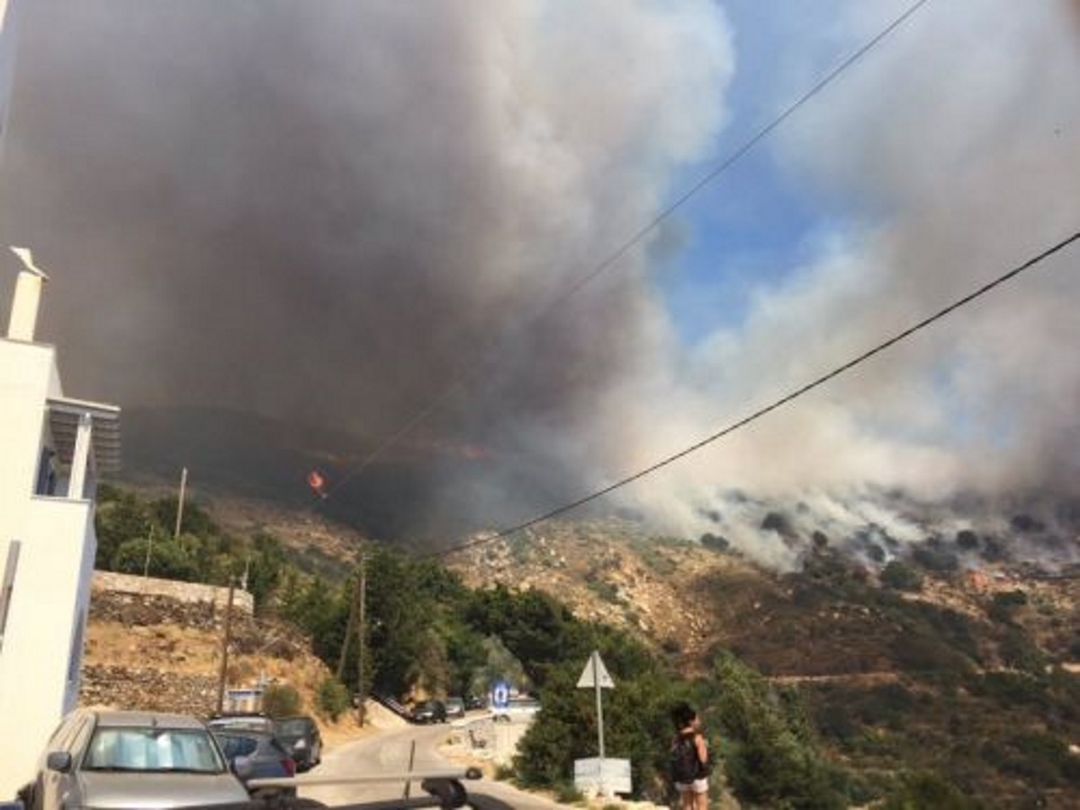 Φωτιά στη Νάξο: Ενισχύθηκε η δύναμη της Πυροσβεστικής – Εκκενώθηκε χωριό