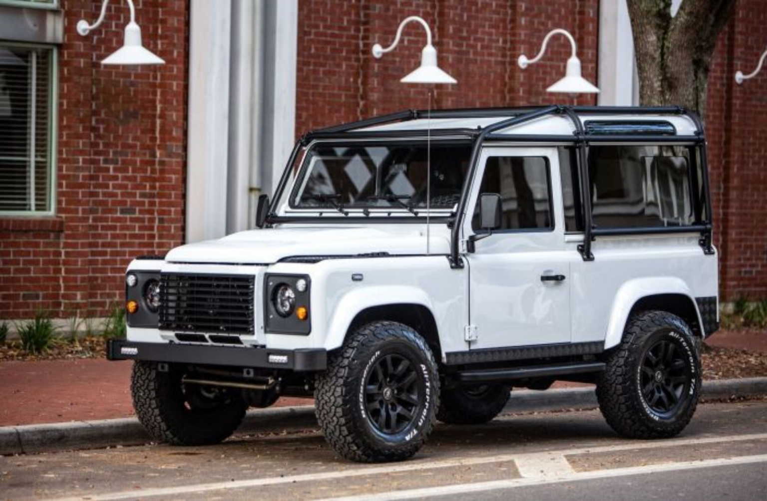 White defender. Land Rover d90. Джип Дефендер d90. Ленд Ровер Дефендер 90 тюнинг. Land Rover Defender 90 v8 оливковый.