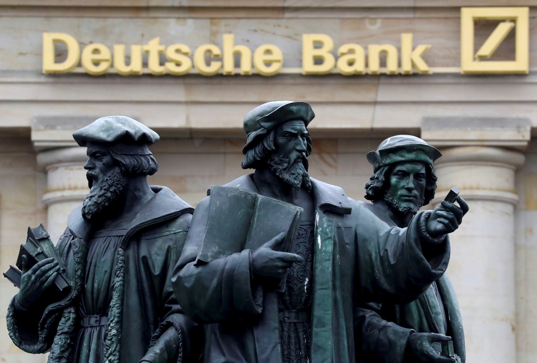 Πόλεμος στην Ουκρανία: Η Deutsche Bank δεν αποσύρεται πλήρως από τη Ρωσία