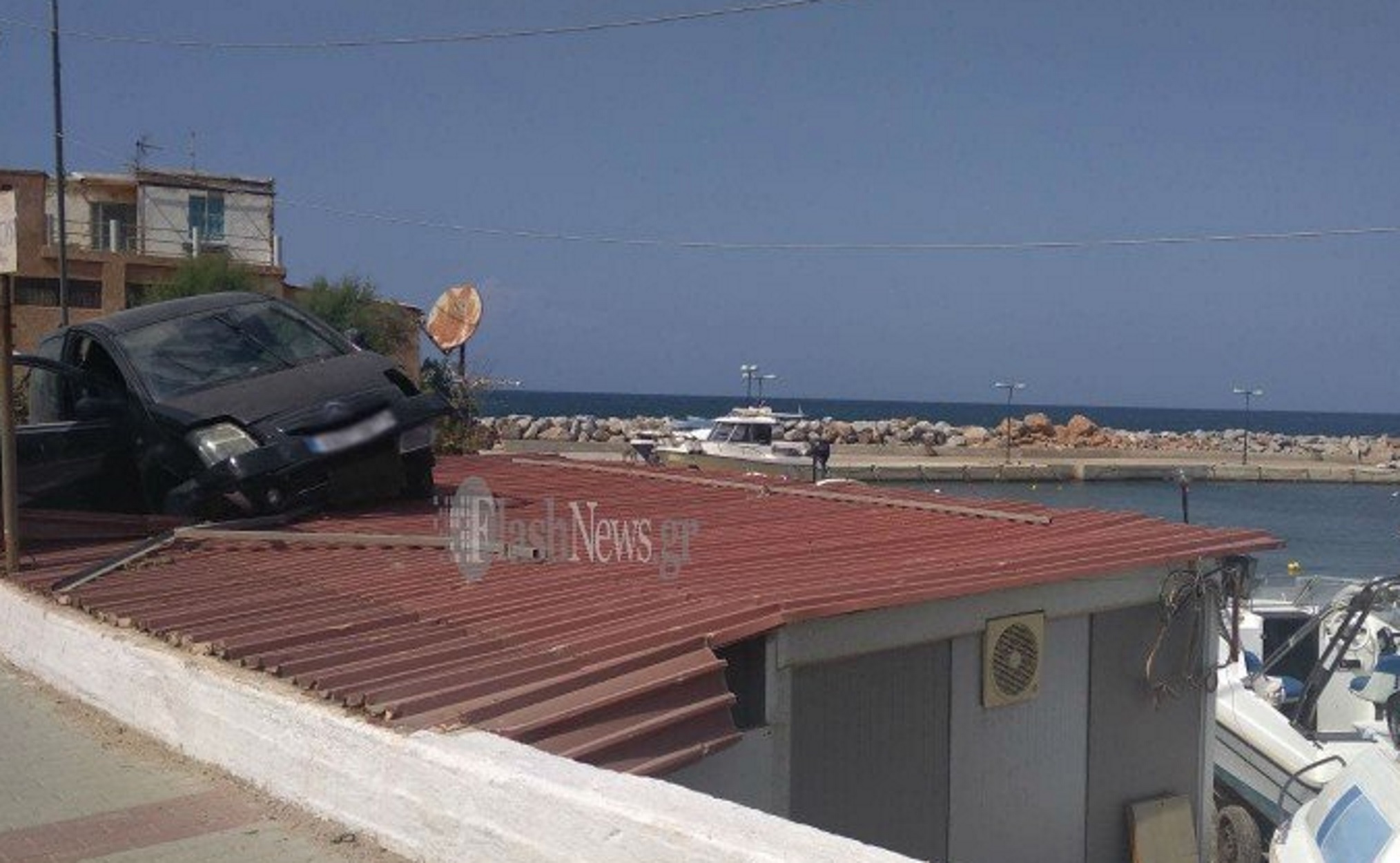 Χανιά: Αυτοκίνητο προσγειώθηκε πάνω σε… στέγη! (pics)