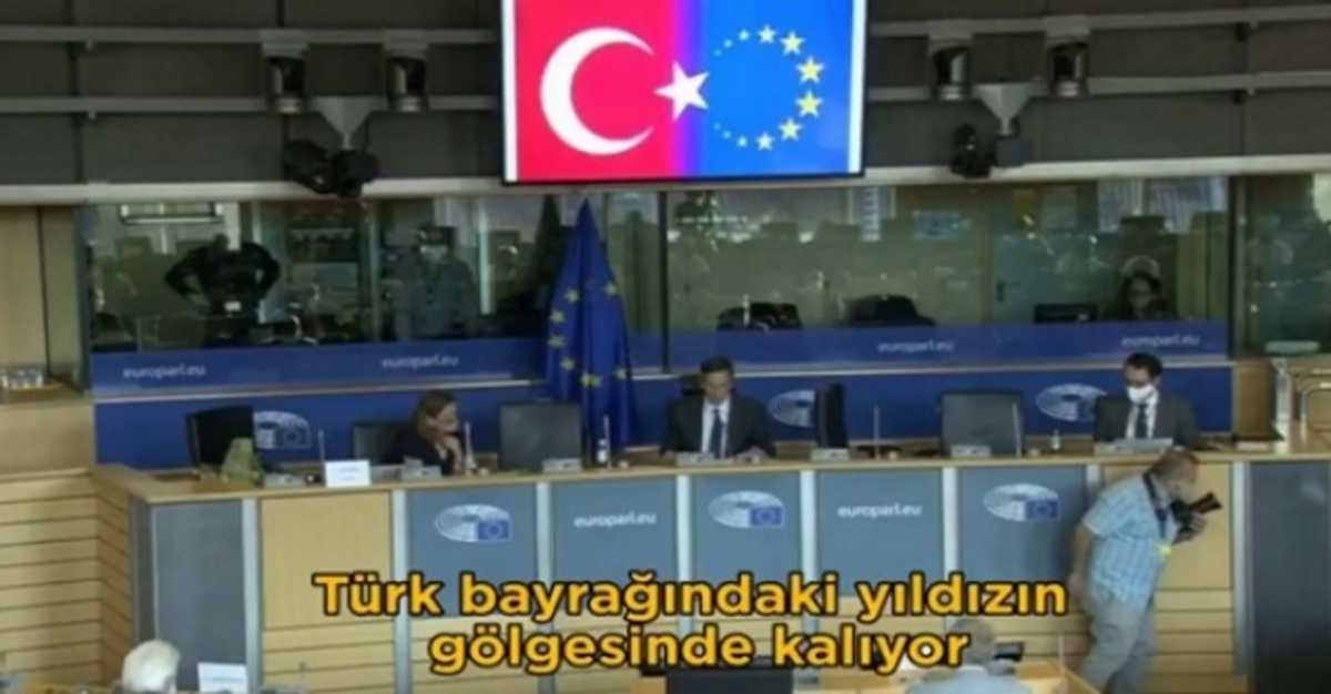 Νέα ένταση Τουρκίας – Ευρώπης: Ο Τσαβούσογλου εμφάνισε τη σημαία της ΕΕ ως… ημισέληνο (video)