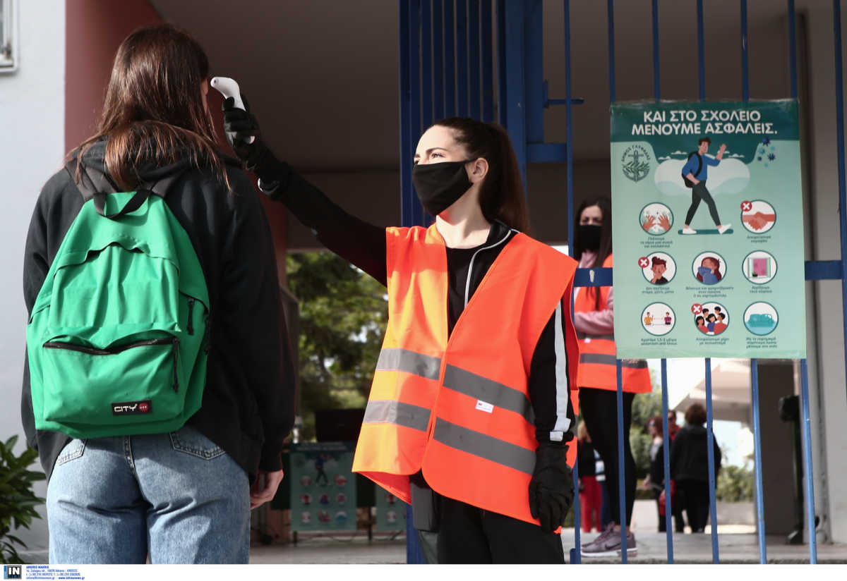 Μόνο μια μάσκα θα περιμένει κάθε μαθητή την Δευτέρα στα σχολεία – Πότε θα πάρουν τις υπόλοιπες
