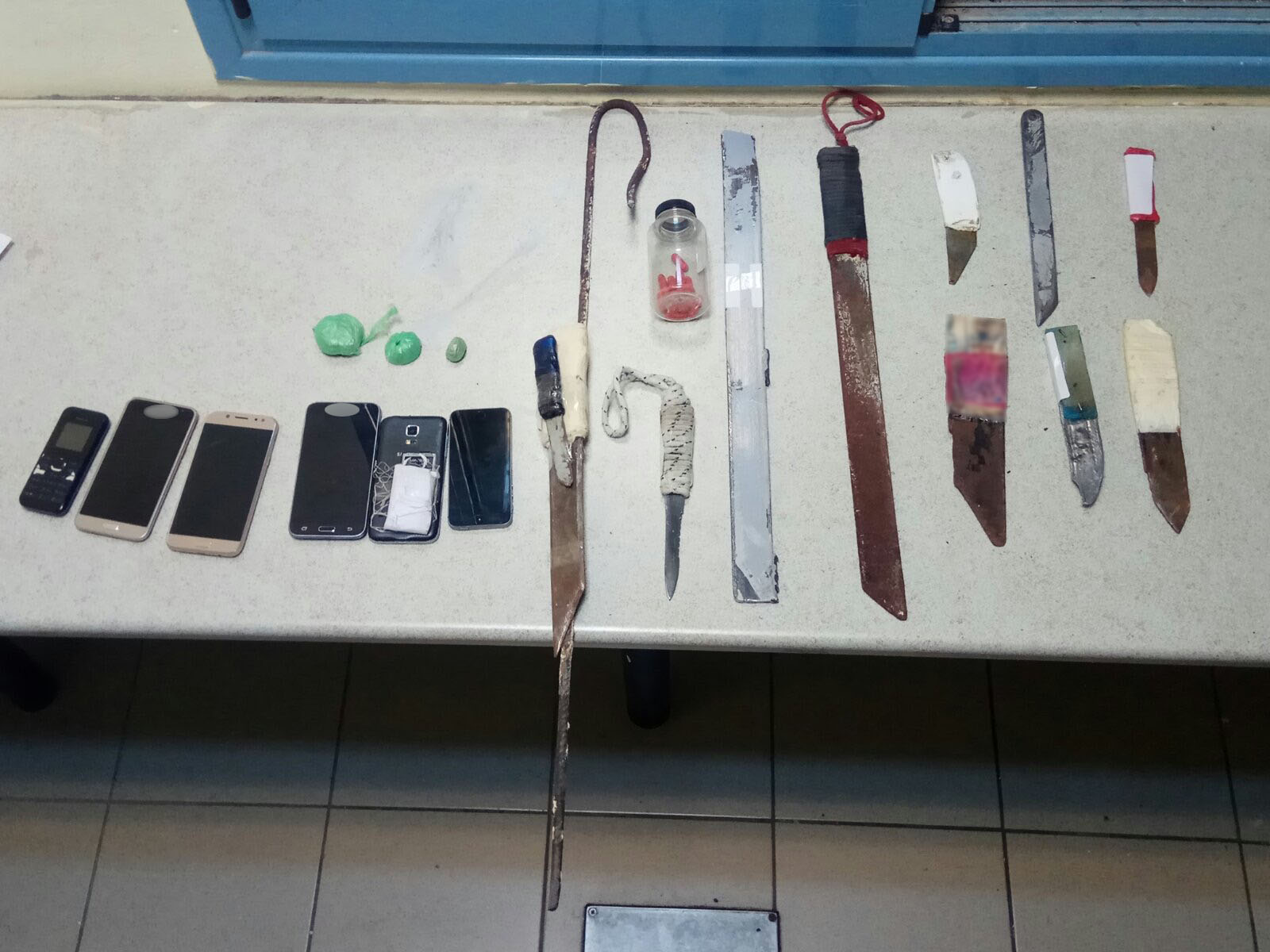 Φυλακές Δομοκού: Ηρωίνη, μαχαίρια και κινητά τηλέφωνα σε κελιά (pics)