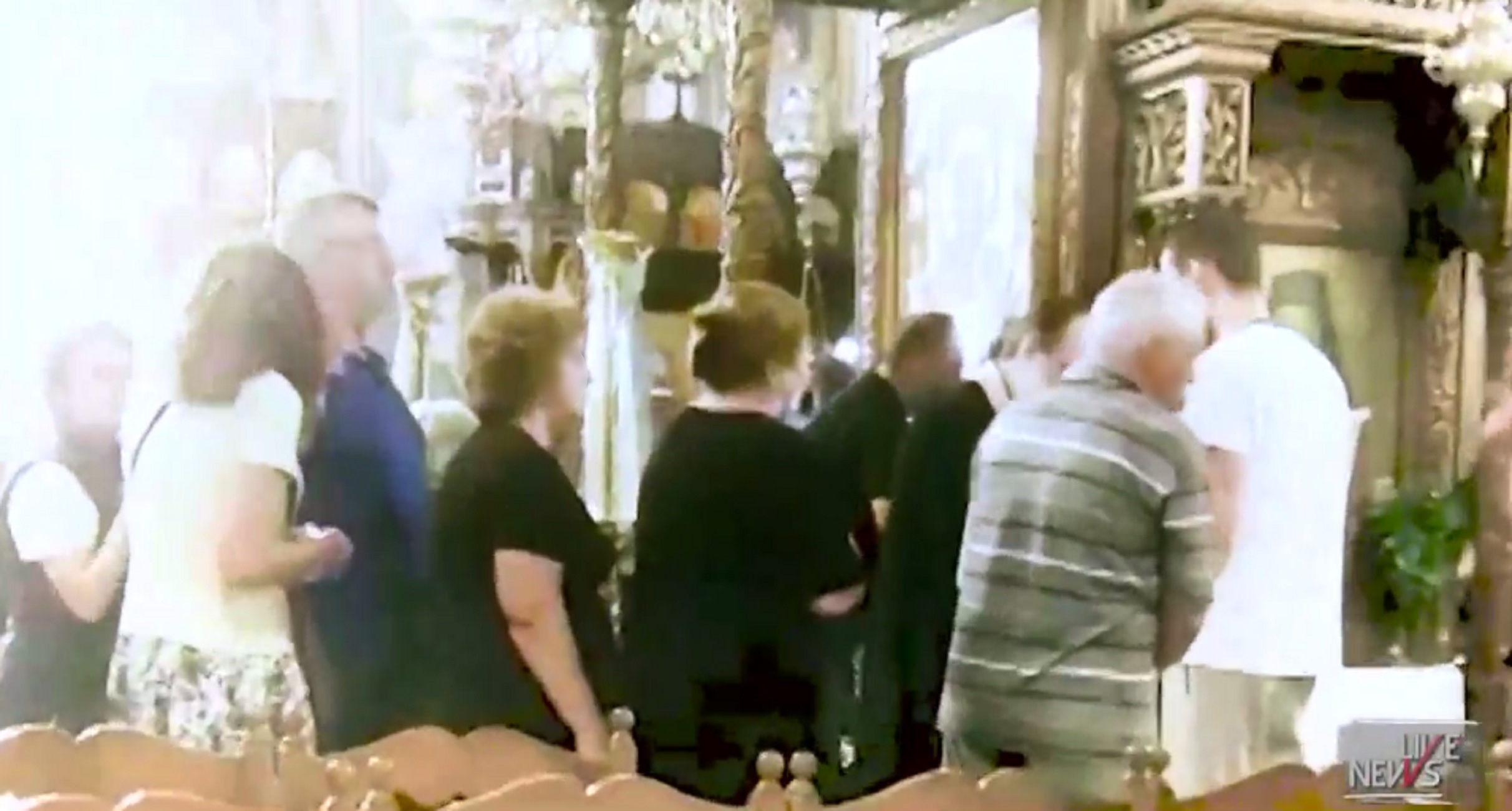 Κορονοϊός: Σοκαριστικές εικόνες μέσα από εκκλησία – Συνωστισμός και έλλειψη μέτρων ασφαλείας