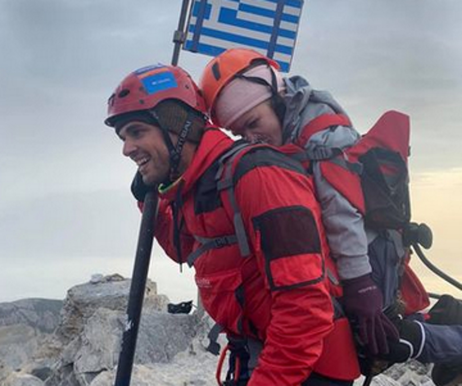 Όλυμπος: Καθηλώνει η 22χρονη Ελευθερία που έφτασε στην κορυφή των 2.900 μέτρων στην πλάτη του Μάριου (Φωτό)