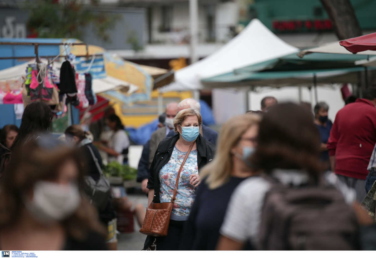 περαστικοί με μάσκα για τον κορονοϊό σε λαϊκή αγορά