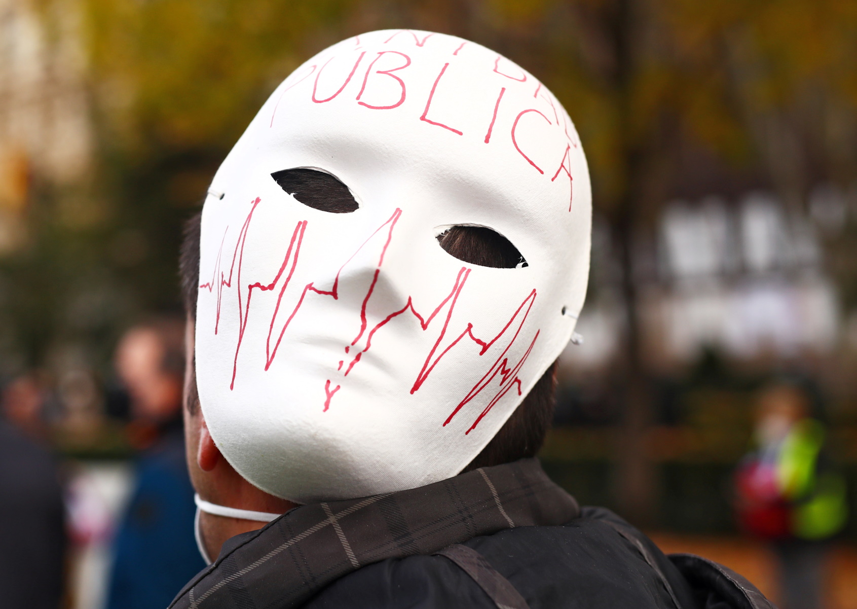 Ισπανία: Διαδήλωση με μάσκες και τύμπανα για τις περικοπές στο σύστημα υγείας (pics)