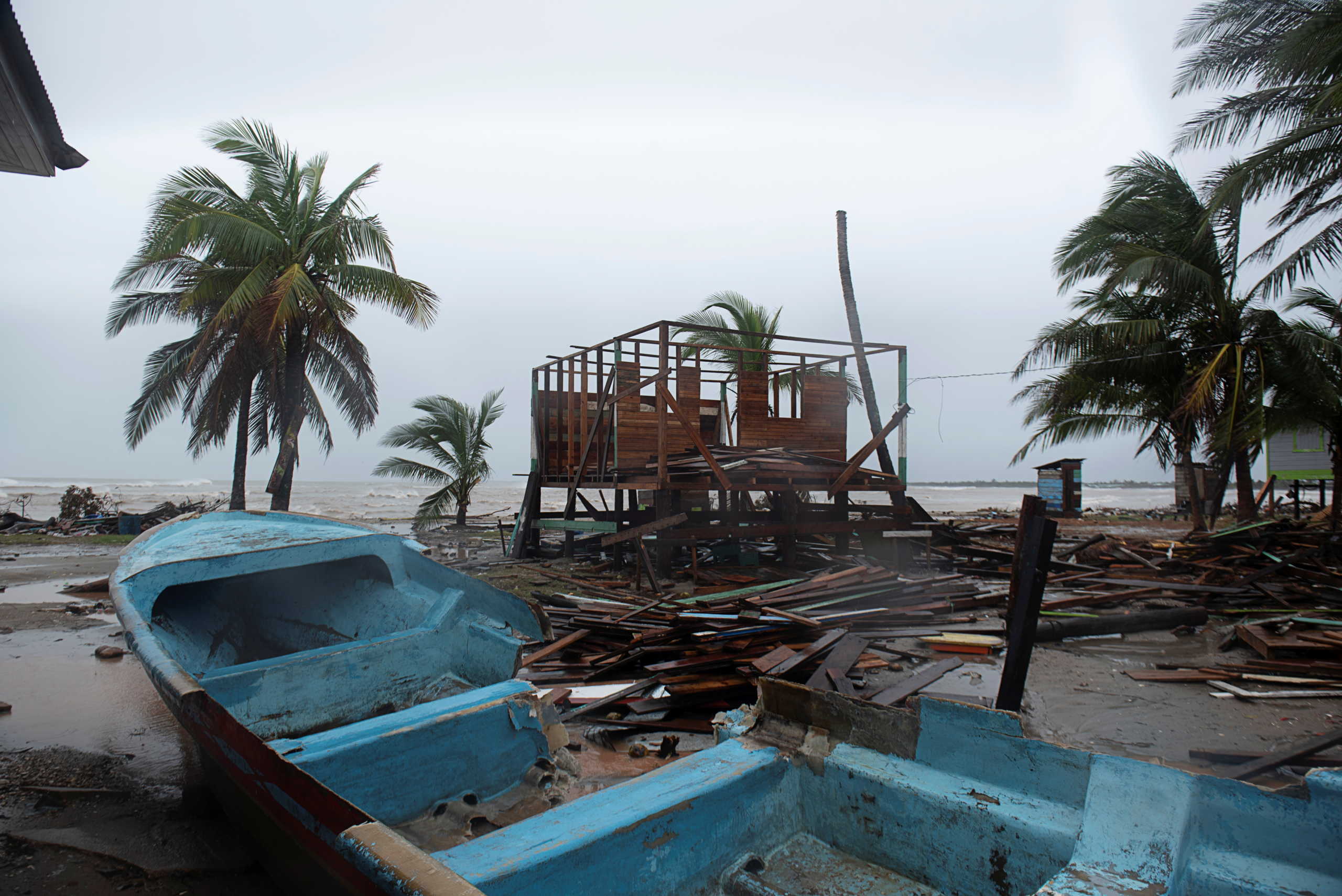Απίστευτες εικόνες από τον κυκλώνα Γιώτα: Έφτασε στην Καραϊβική στο απόγειό του