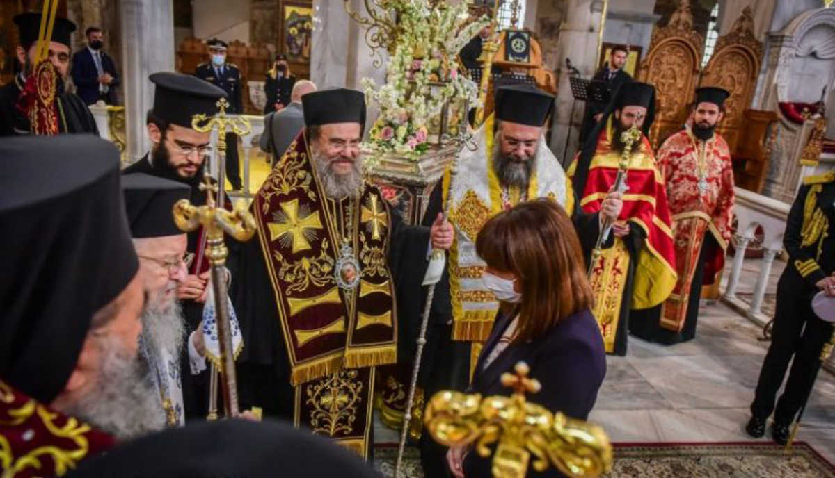 Με κορονοϊό Μητροπολίτης που συμμετείχε στη δοξολογία στον Άγιο Δημήτριο! “Παρούσα” και η Κατερίνα Σακελλαροπούλου (pics)