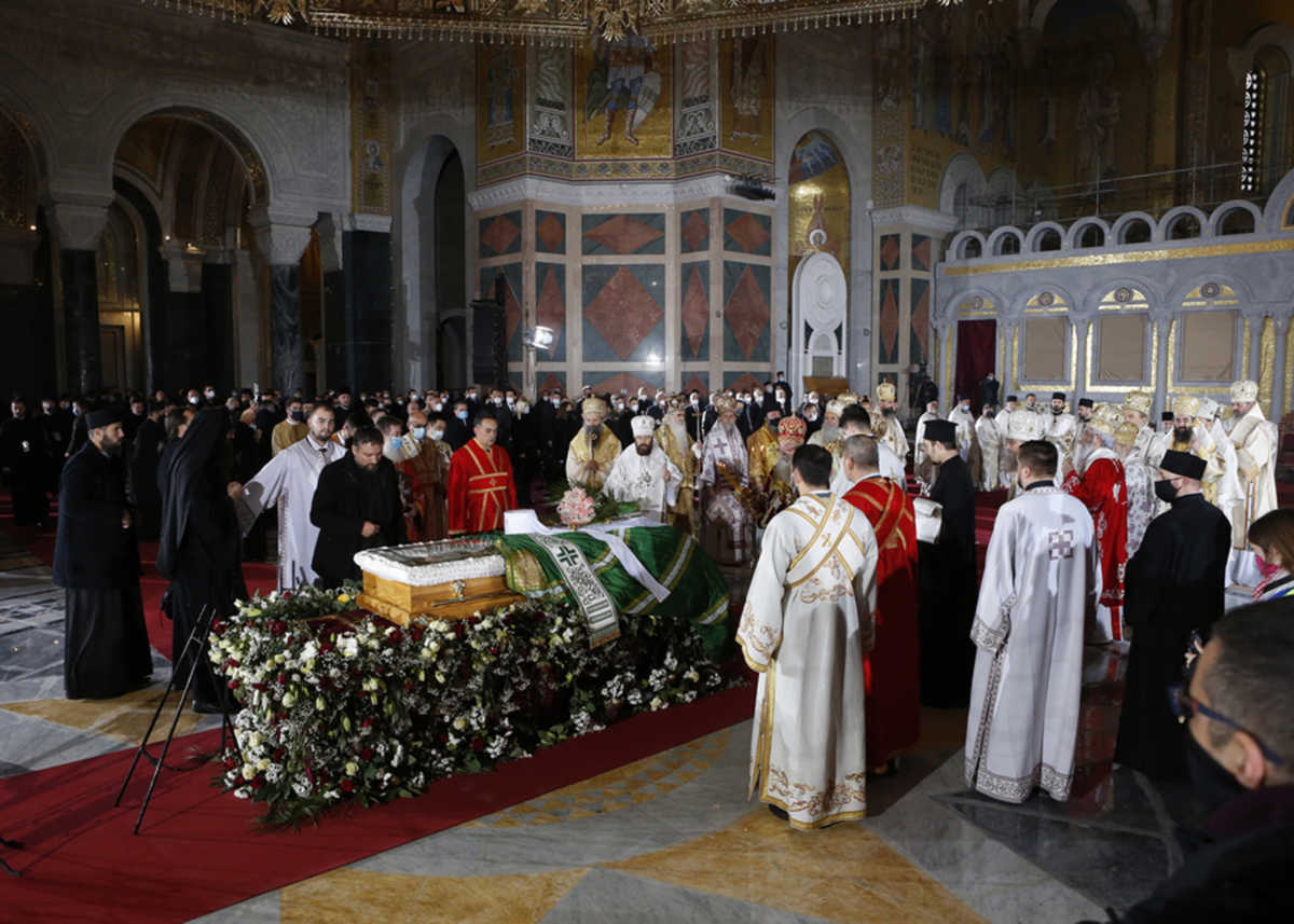 Σερβία: Κηδεύτηκε ο Πατριάρχης Ειρηναίος – Συνωστισμός και πάλι αλλά με μάσκες