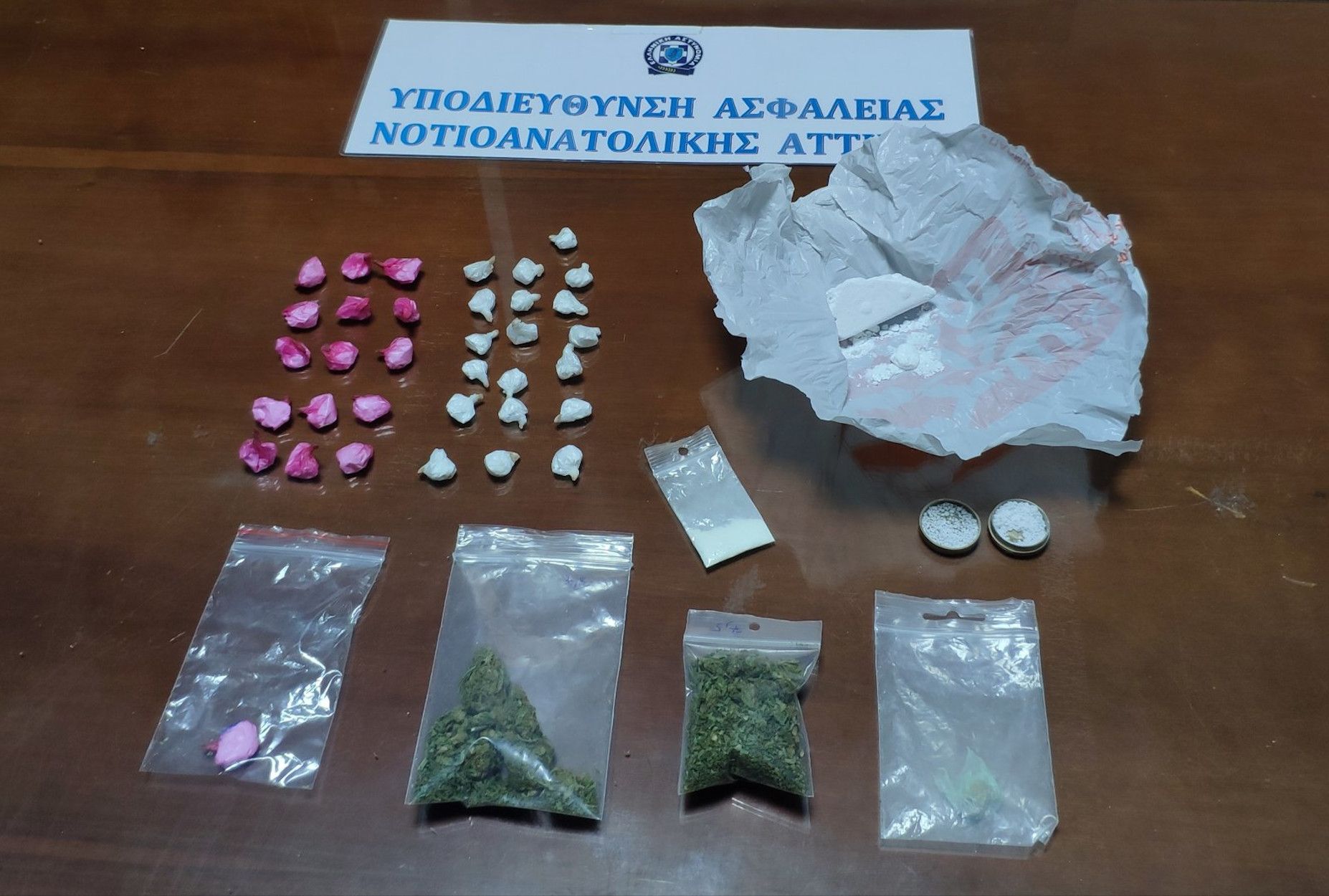 Γλυφάδα: Δύο συλλήψεις για κοκαΐνη και κάνναβη – Πως “τσάκωσαν” διακινητή και αγοραστή (pics)