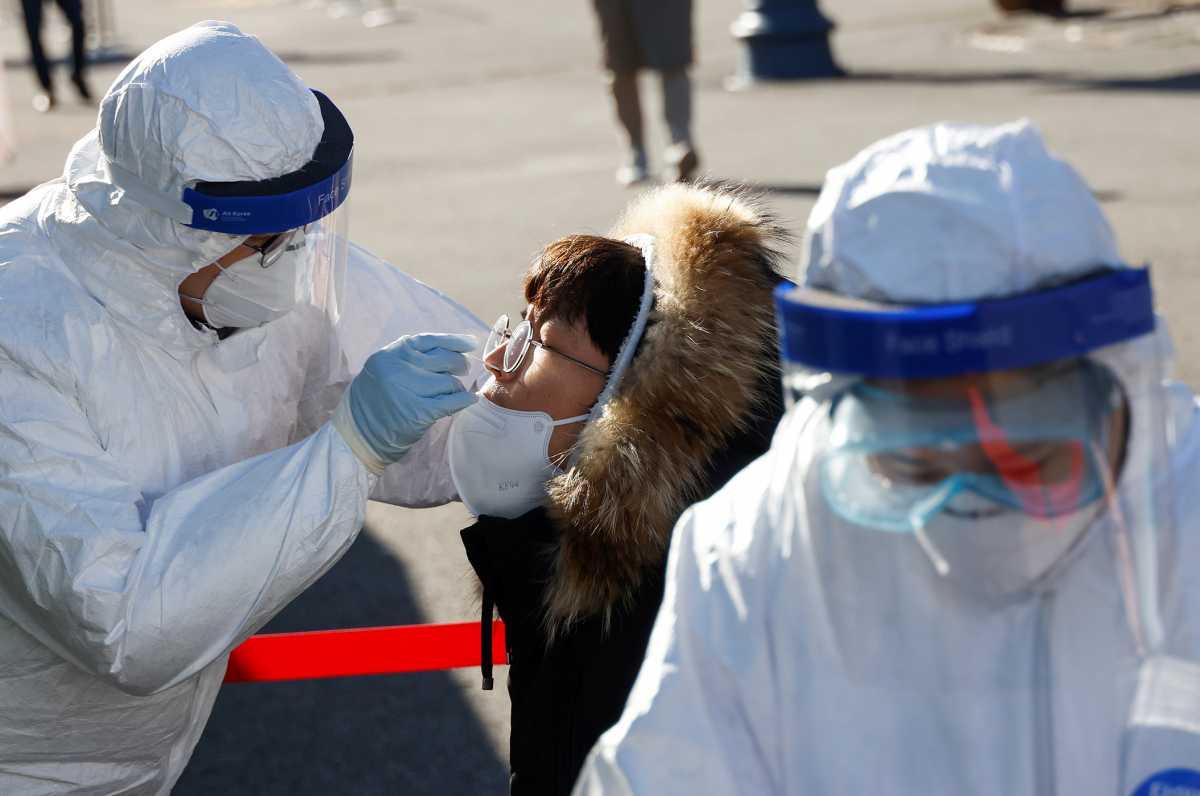 Ρεκόρ ημερήσιων θανάτων στη Νότια Κορέα – Επιταχύνεται ο εμβολιασμός, αναστέλλονται πτήσεις