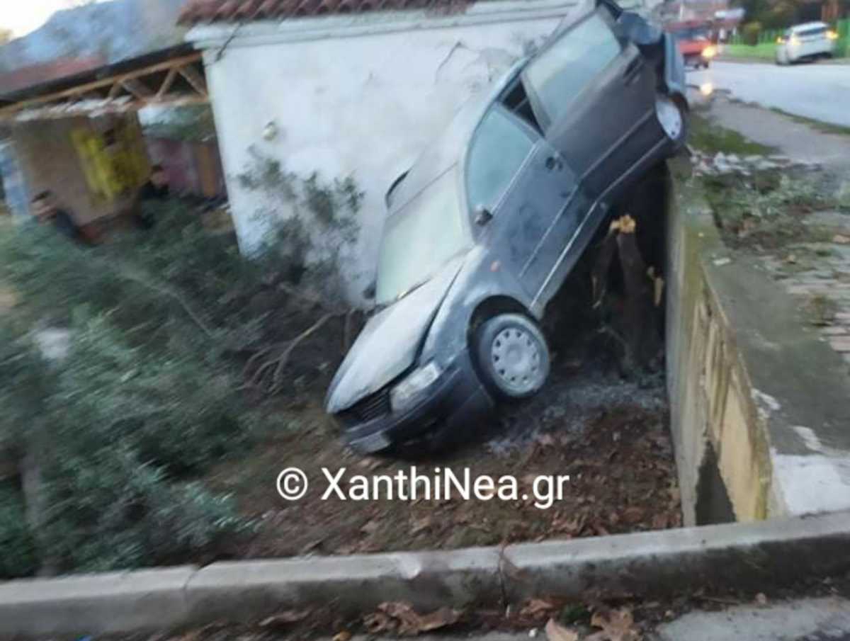 Ξάνθη: Κλεμμένο αυτοκίνητο κατέληξε μέσα σε σπίτι (pics)