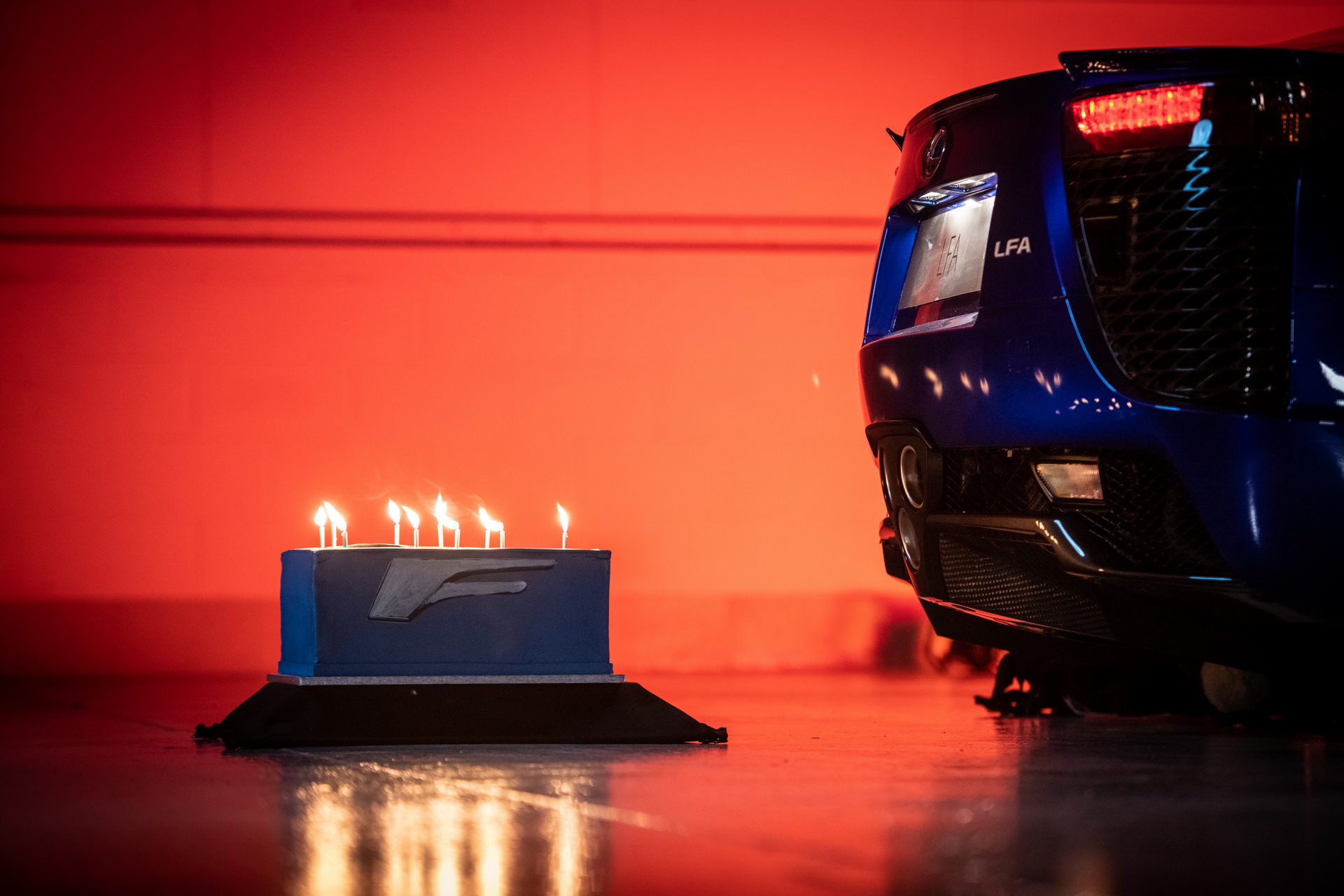 Το Lexus LF-A σβήνει τούρτα γενεθλίων! [vid]