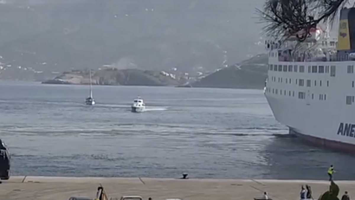 Αυτό είναι το σκάφος με τους Τούρκους που ζητούν άσυλο – Η στιγμή που μπαίνει στο λιμάνι της Σητείας (pics, video)