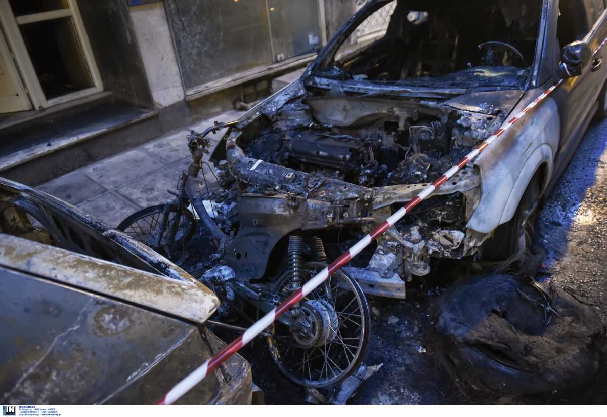 Θεσσαλονίκη: Πυρομανής είχε κάψει 15 αυτοκίνητα και δυο σκύλους