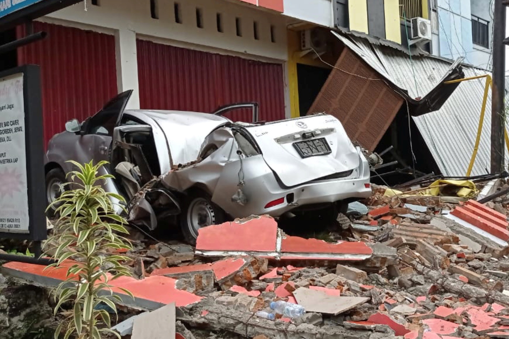 Ισχυρός σεισμός στην Ινδονησία: Δεκάδες νεκροί, κατέρρευσε νοσοκομείο – Τραγικές εικόνες (pics, vids)