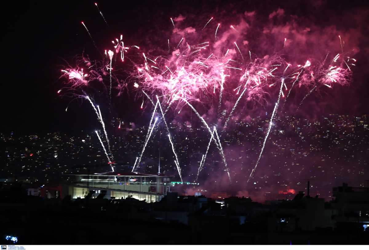 Πρωτοχρονιά στα μπαλκόνια και με βροχή από πυροτεχνήματα – Έτσι υποδέχτηκε η Ελλάδα το 2021