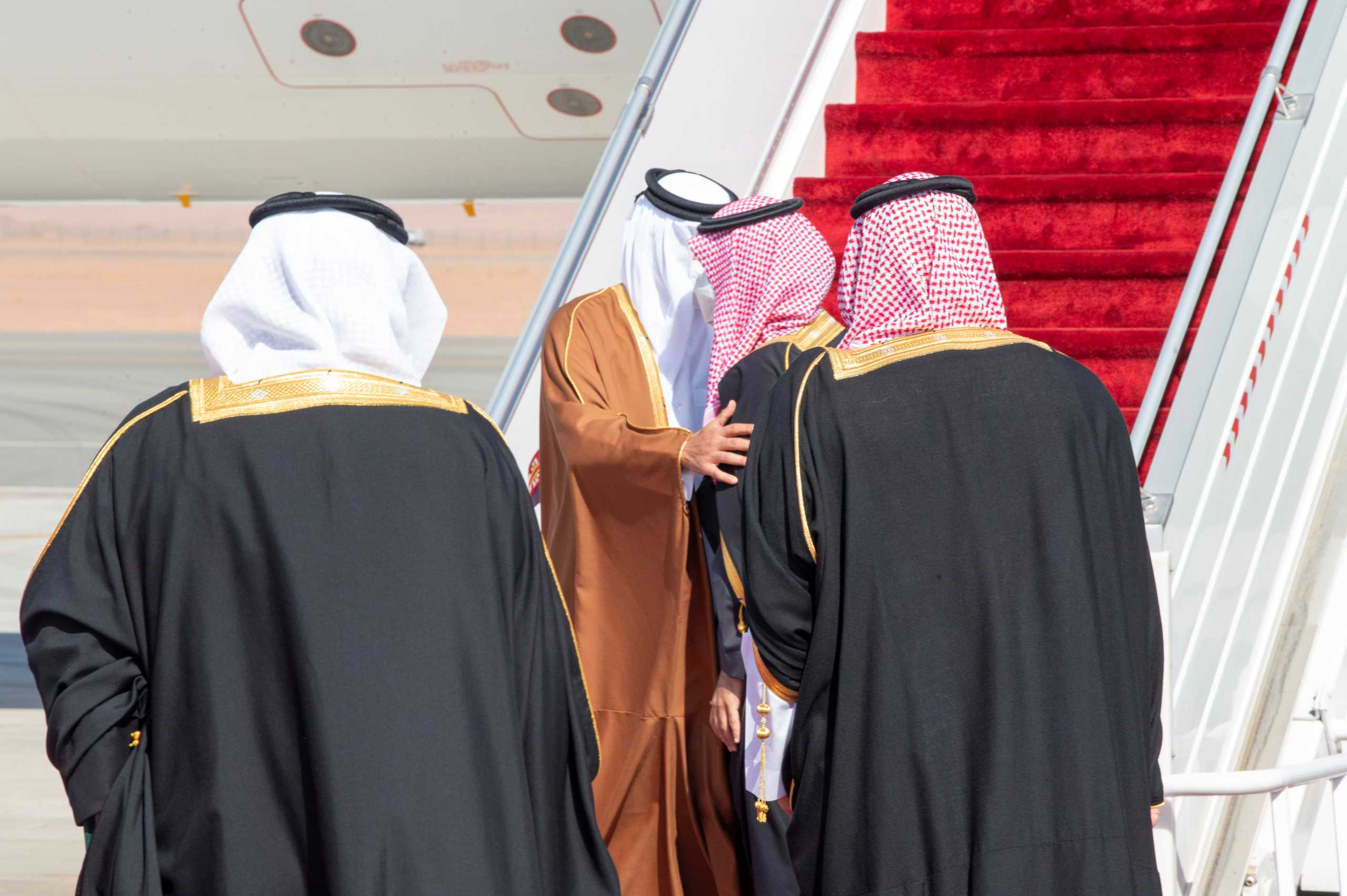 Σαουδική Αραβία – Κατάρ: Ιστορική αγκαλιά Σαλμάν με αλ Θάνι (pics, vid)