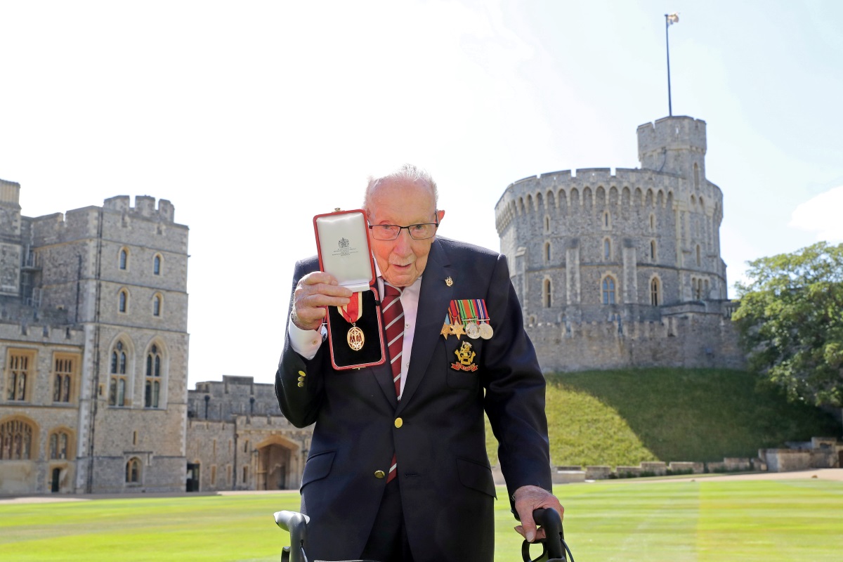 Βρετανία: Ο κορονοϊός «νίκησε» τον βετεράνο Σερ Τομ Μουρ, τον ήρωα που συγκέντρωσε εκατομμύρια λίρες για το NHS