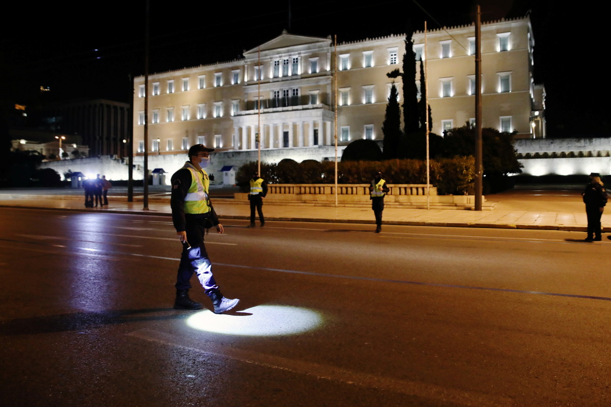 Κορονοϊός: Σφυροκοπά την Αττική – Προβληματίζουν Θεσσαλονίκη και Αχαΐα