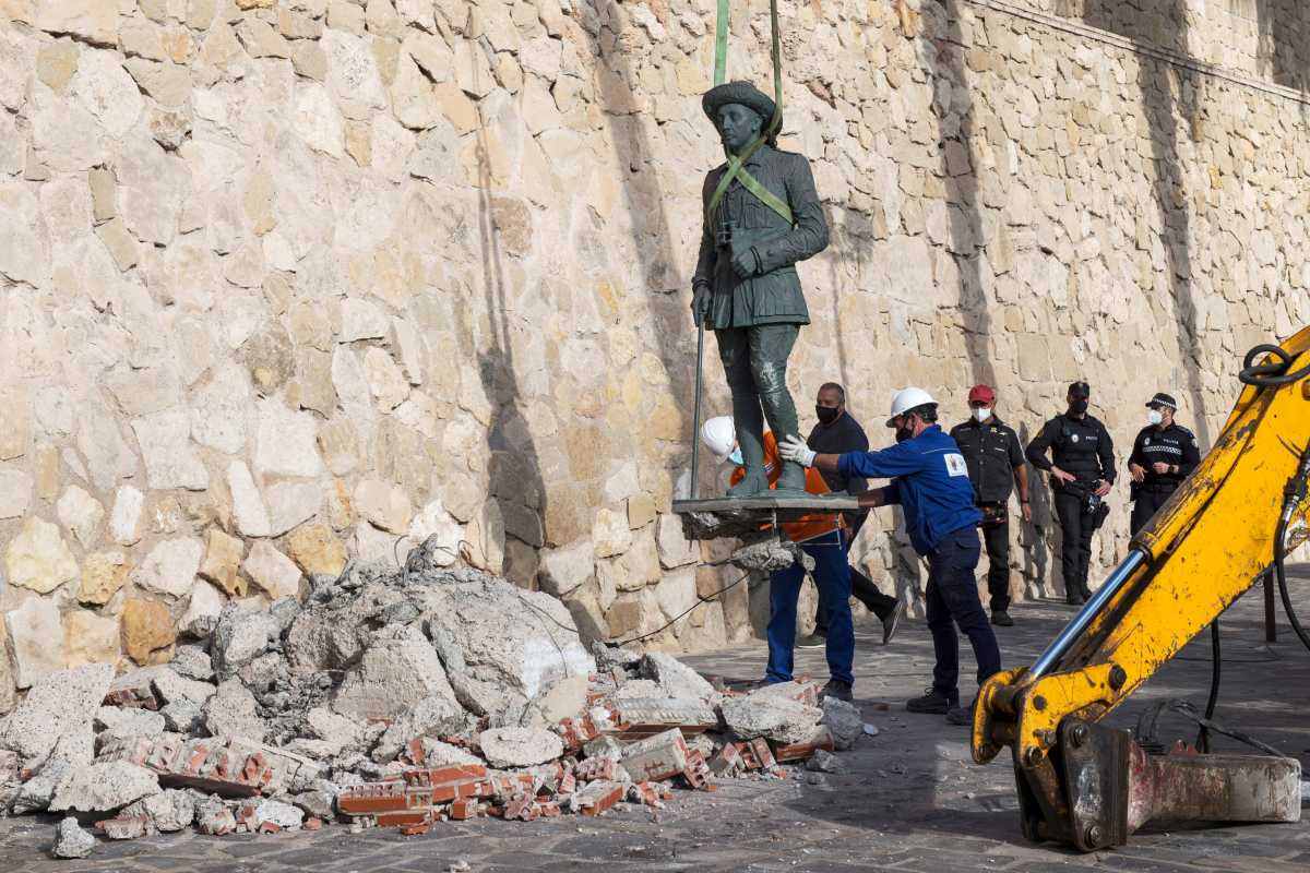 Το τελευταίο άγαλμα του δικτάτορα Φράνκο αποκαθηλώθηκε σε μια «ιστορική μέρα» για την Ισπανία (pics)