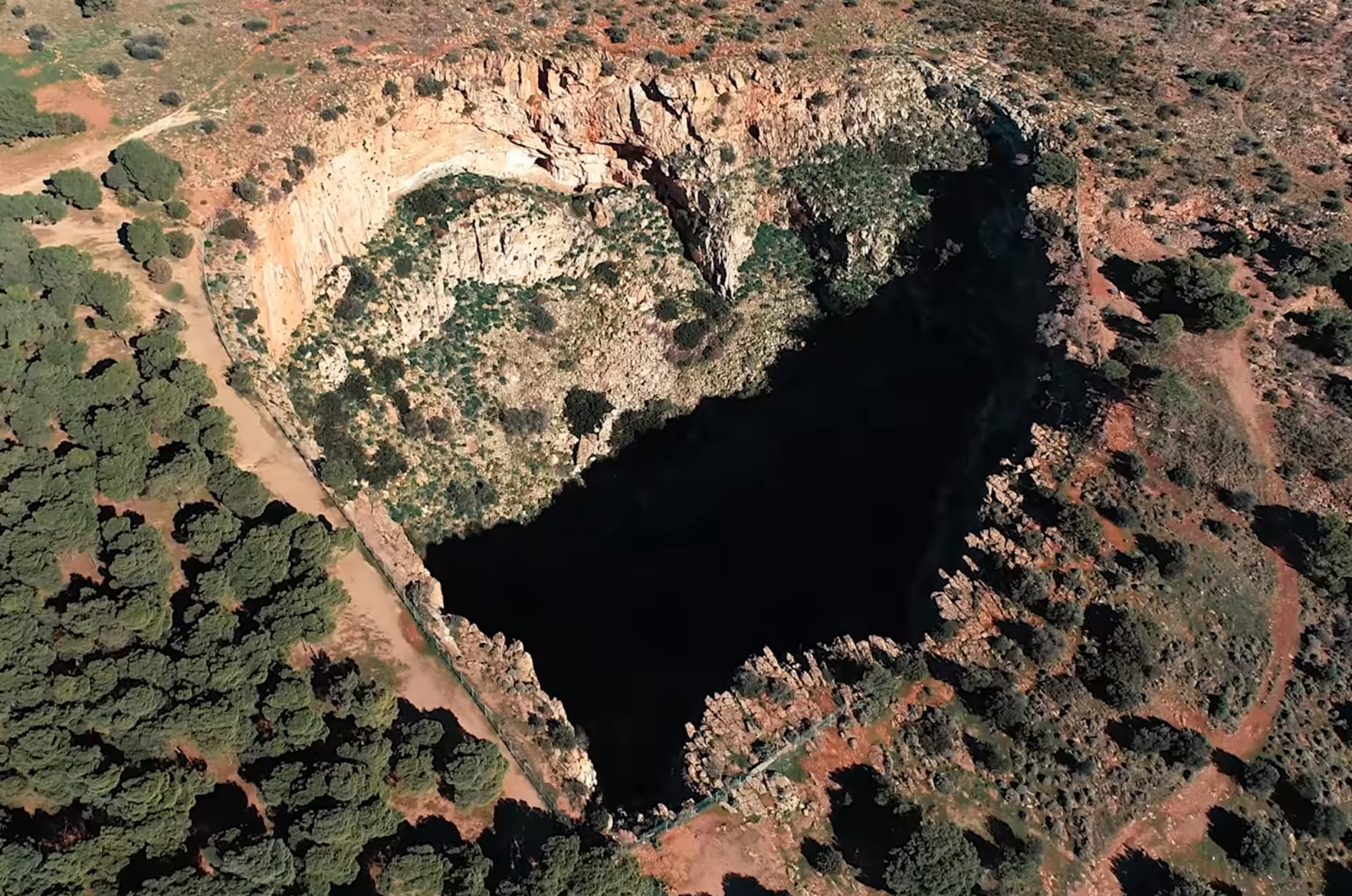 Ο «άγνωστος» γιγάντιος κρατήρας στην Αττική που μοιάζει με καρδιά