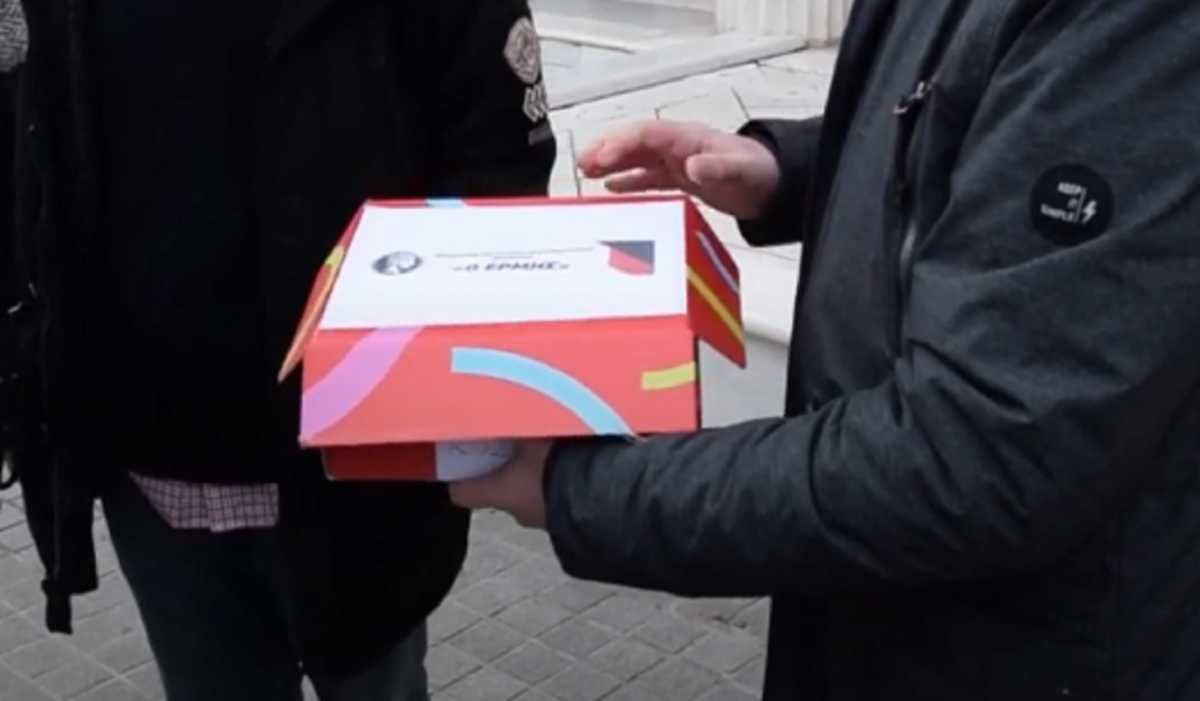 Κοζάνη: Το κουτί ανοίγει και η εικόνα εντυπωσιάζει – «Εδώ μας έφερε ο κορονοϊός και η κυβέρνηση» (video)