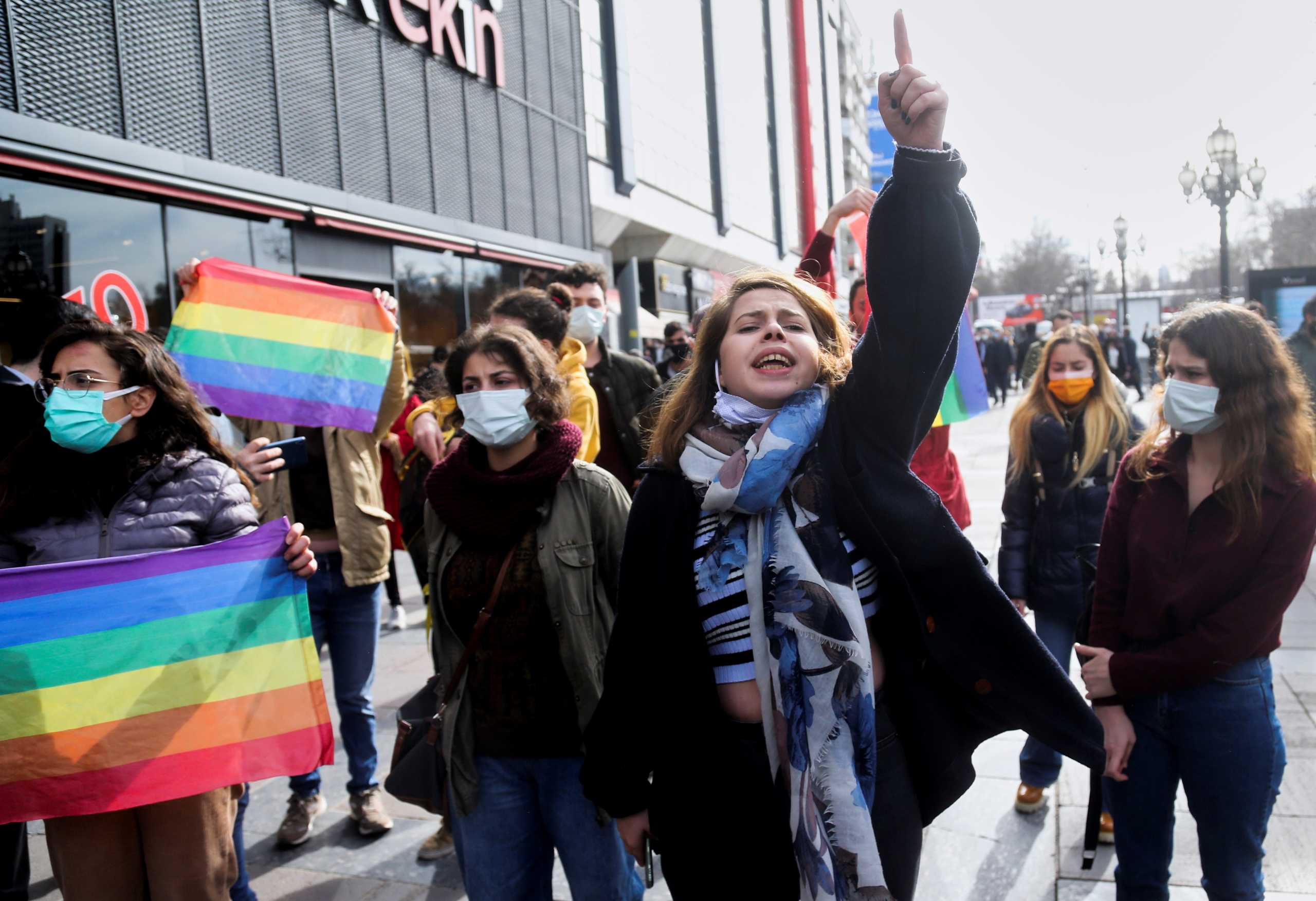 Σοϊλού: Διεστραμμένη η ΛΟΑΤ κοινότητα – Βράζει η Τουρκία με τις διαδηλώσεις (pics)