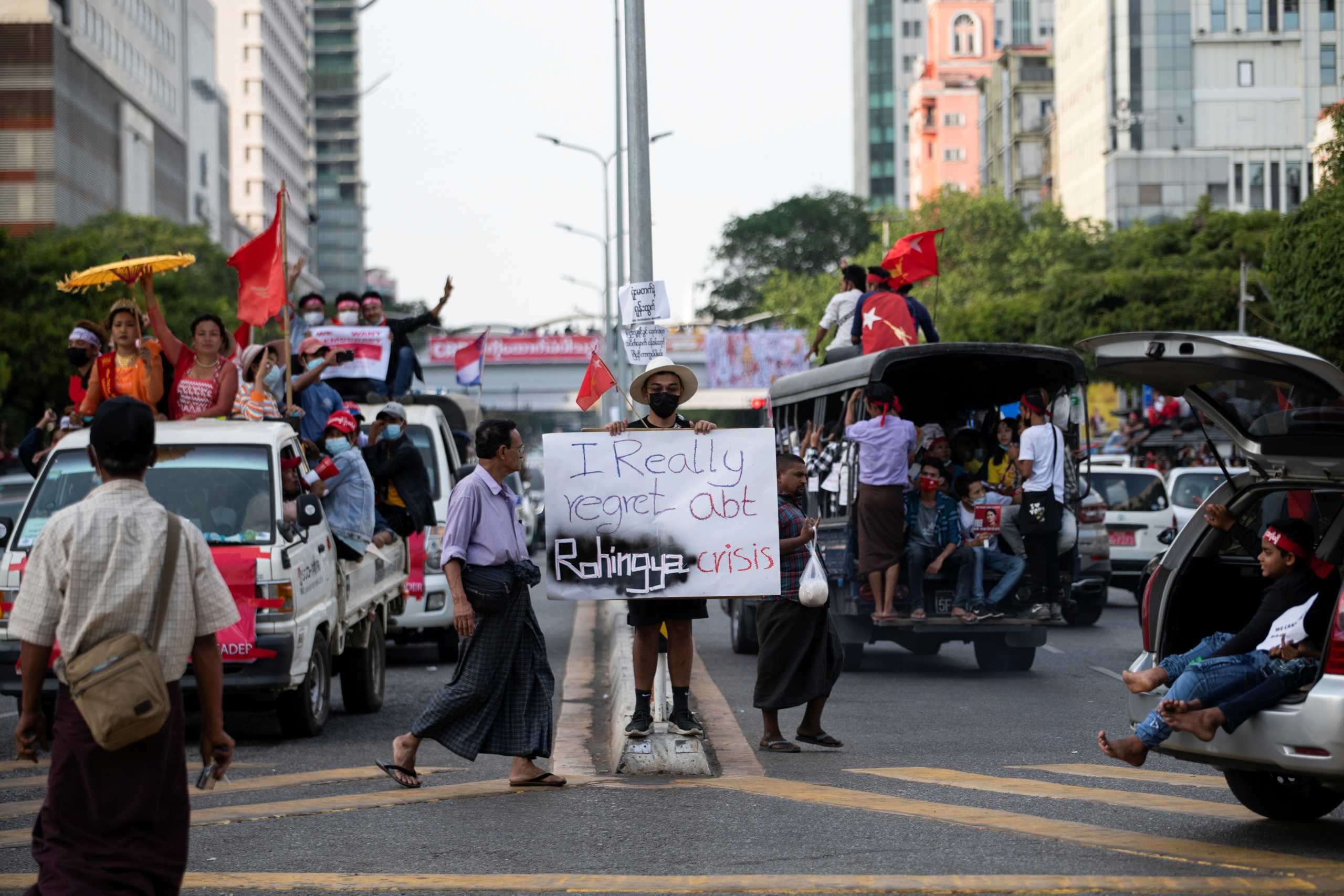 Μιανμάρ: Στους δρόμους χιλιάδες διαδηλωτές παρά τις απειλές και τις συλλήψεις από τους πραξικοπηματίες