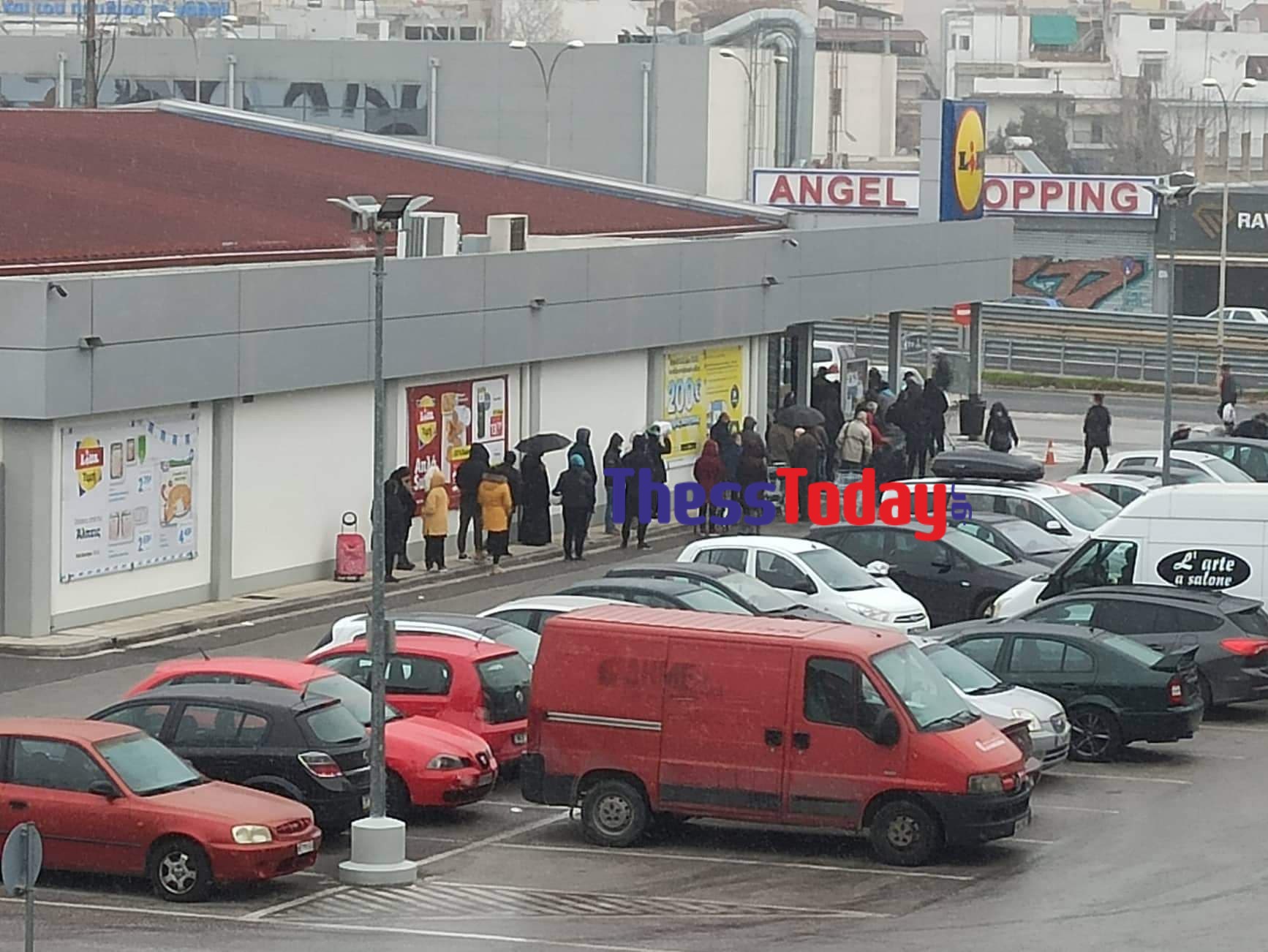 Θεσσαλονίκη: Ατελείωτες ουρές έξω από σούπερ μάρκετ – Η δύσκολη αναμονή στον χιονιά (pics)