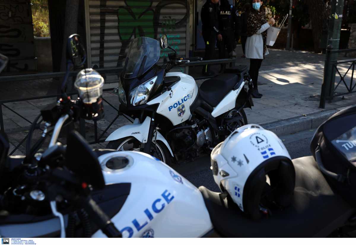 Ένταση στην πλατεία Νέας Σμύρνης – Αστυνομικοί δέχθηκαν επίθεση από 30 άτομα